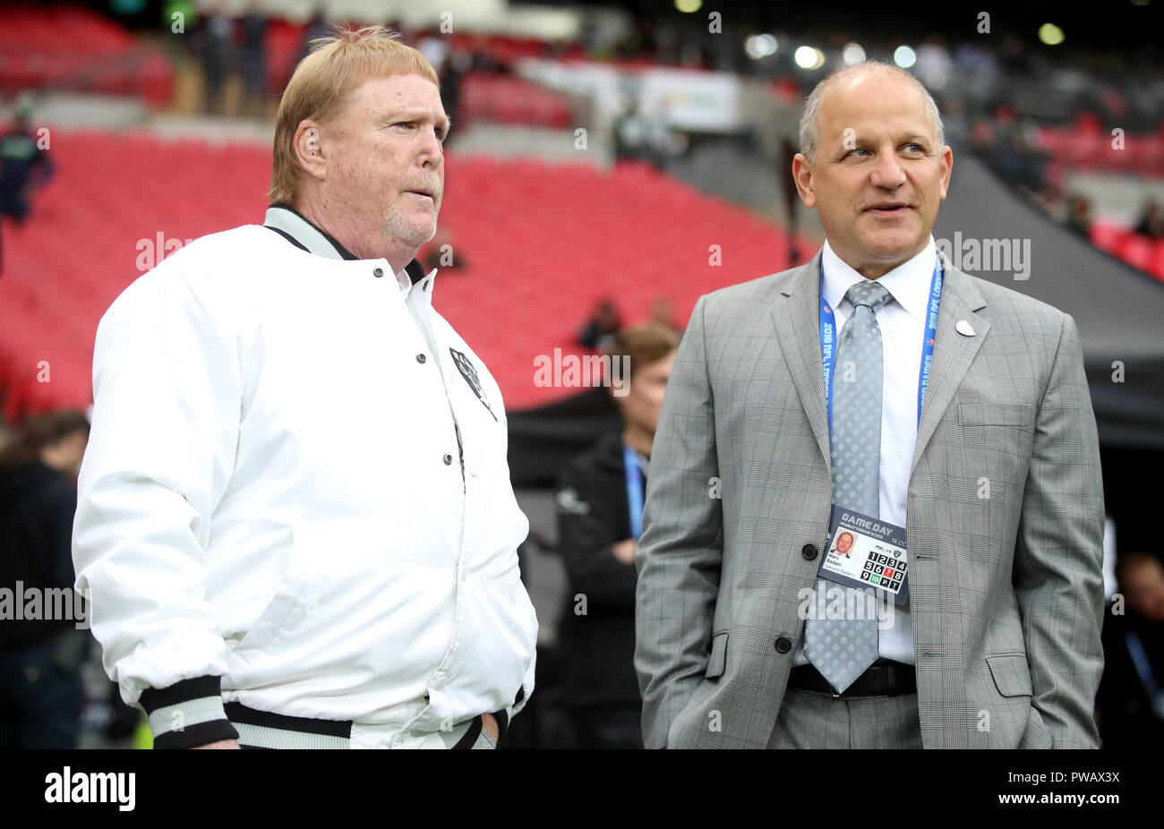 Mark Davis, propriétaire des Raiders d'Oakland (à gauche) et le président Marc Badain avant le match de la NFL International Series au stade Wembley, Londres. APPUYEZ SUR ASSOCIATION photo. Date de la photo: Dimanche 24 octobre 2018. Voir PA Story GRIDIRON London. Le crédit photo devrait se lire comme suit : Adam Davy/PA Wire. Banque D'Images