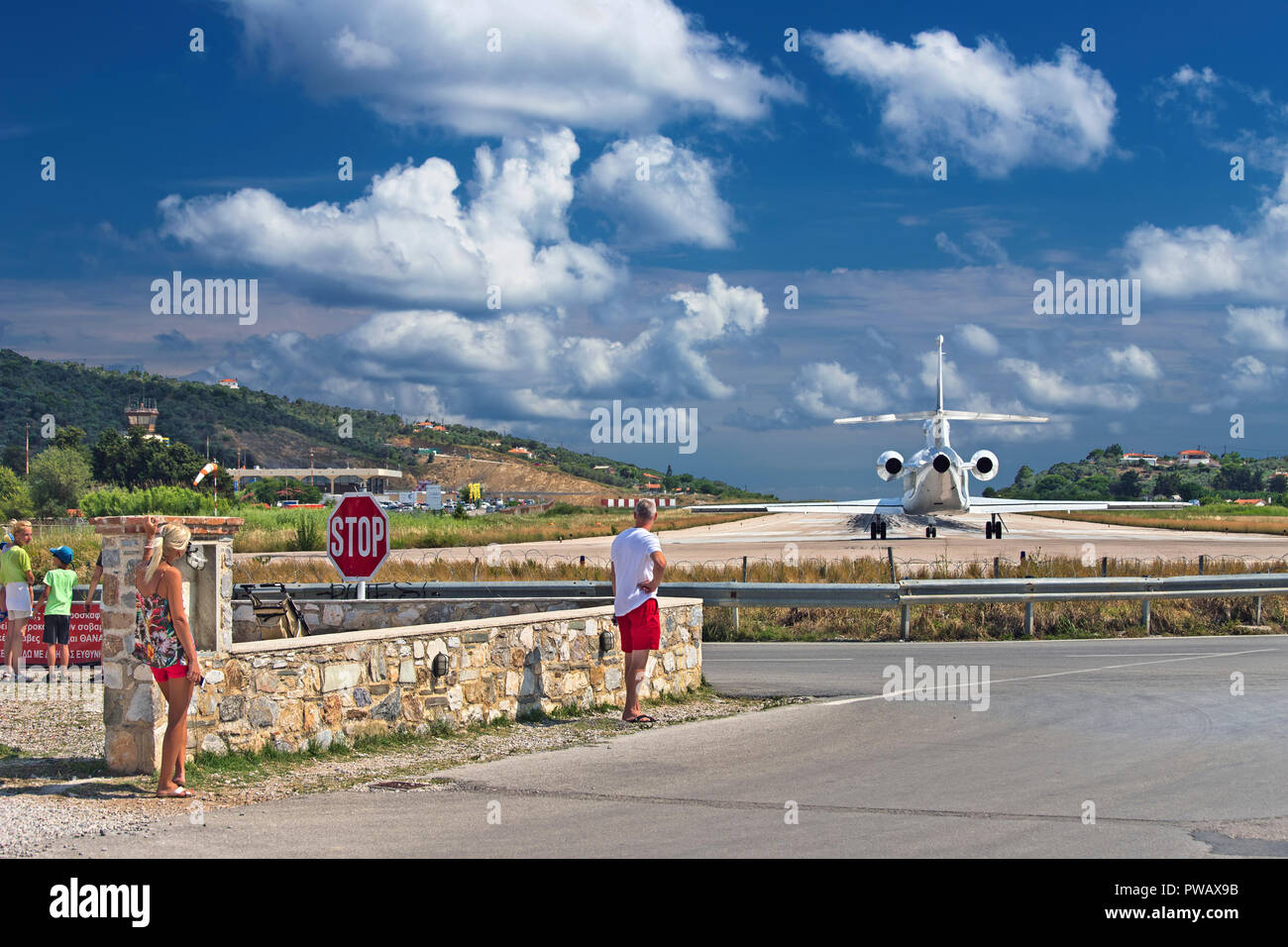 Avion prêt au décollage à l'aéroport de l'île de Skiathos, Sporades du Nord, magnésie, Thessalie, Grèce. Banque D'Images