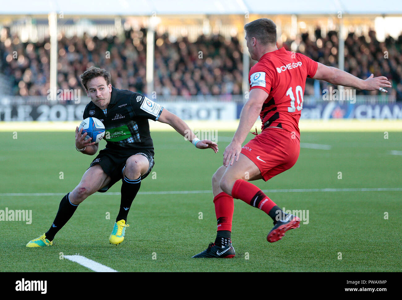 Glasgow Warriors' Ruaridh Jackson (à gauche) rivalise avec les Sarrasins' Owen Farrell au cours de l'European Champions Cup, la piscine trois match à Scotstoun Stadium, Glasgow. Banque D'Images