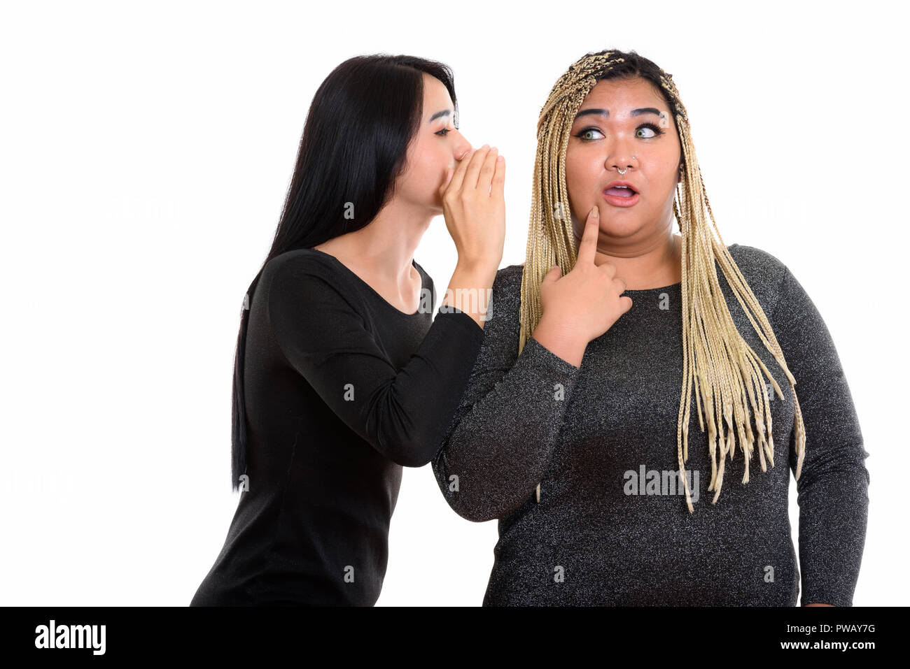 Young Asian woman whispering transgenre à la grosse femme asiatique Banque D'Images