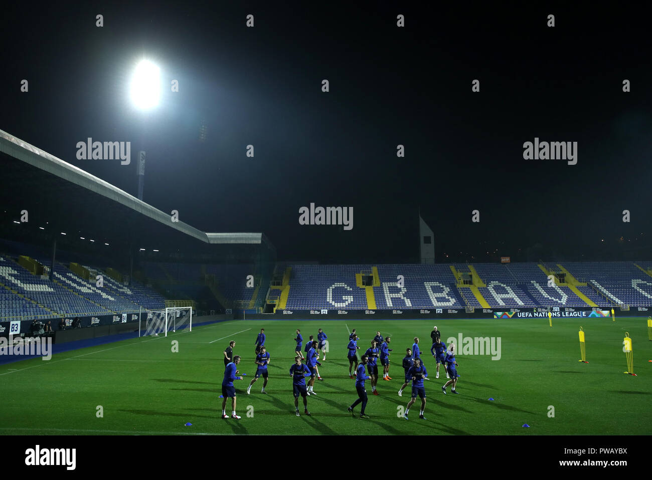 L'Irlande du Nord effectuer exercices pendant la session de formation à l'Grbavica Stadium, Sarajevo. Banque D'Images