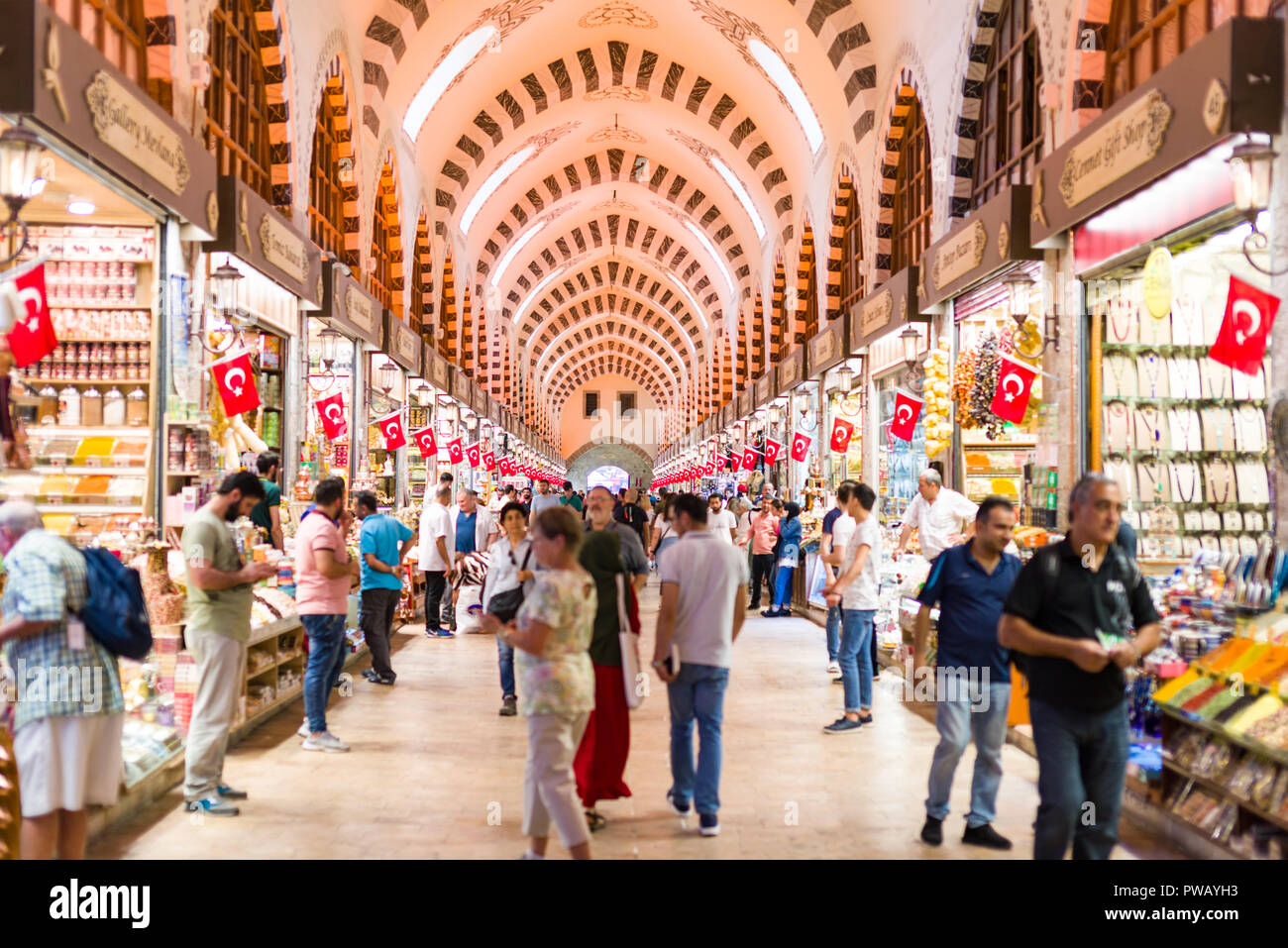 Vue de la Kapalı Çarşı ou Grand bazar avec les gens de l'intérieur des éléments de navigation dans les différents petits magasins, Istanbul, Turquie Banque D'Images