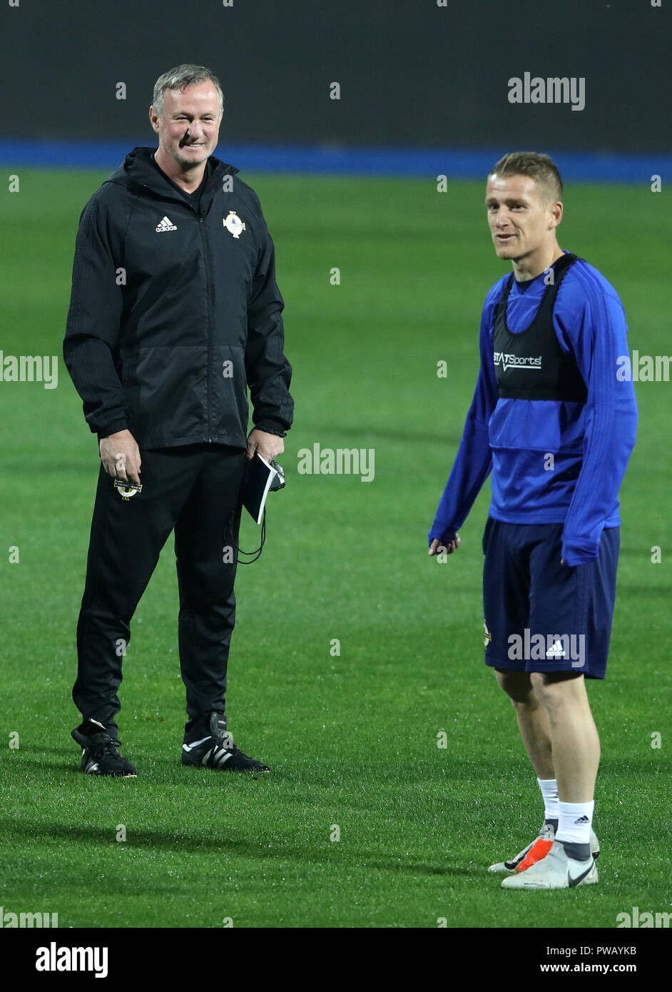 L'Irlande du manager Michael O'Neill avec le capitaine Steven Davis au cours de la session de formation à l'Grbavica Stadium, Sarajevo. Banque D'Images