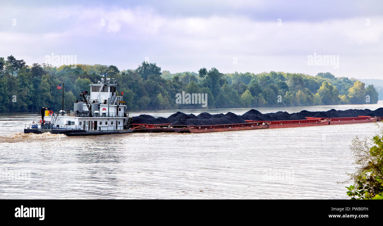 Tugboat pushing barges de charbon, de l'Ohio River, à la frontière de Parkersburg, West Virginia, Wood County & Belpre, comté de Washington, l'Ohio. Banque D'Images