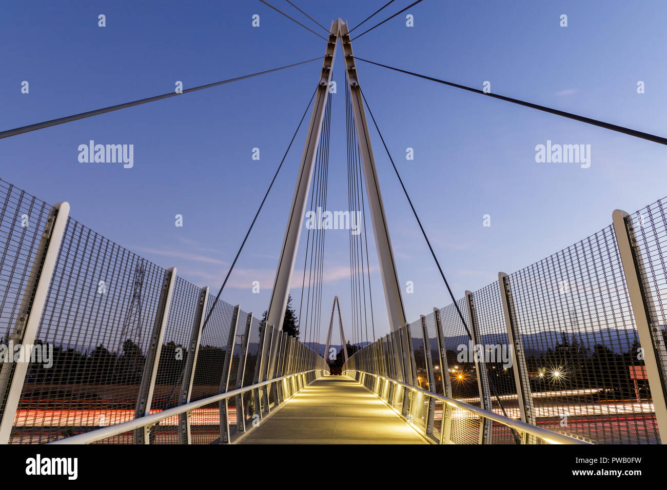 Crépuscule sur Don Burnett Bicycle-Pedestrian Bridge (aka Mary Avenue Location Passerelle). Banque D'Images