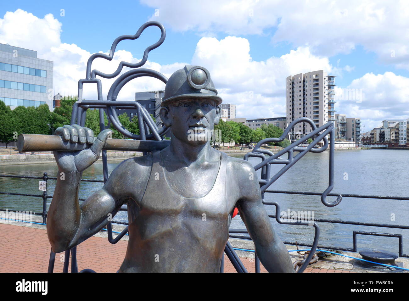Depuis la fosse au Port, statue en bronze d'un mineur de charbon par John Clinch, la baie de Cardiff, Cardiff, Pays de Galles, Royaume-Uni Banque D'Images