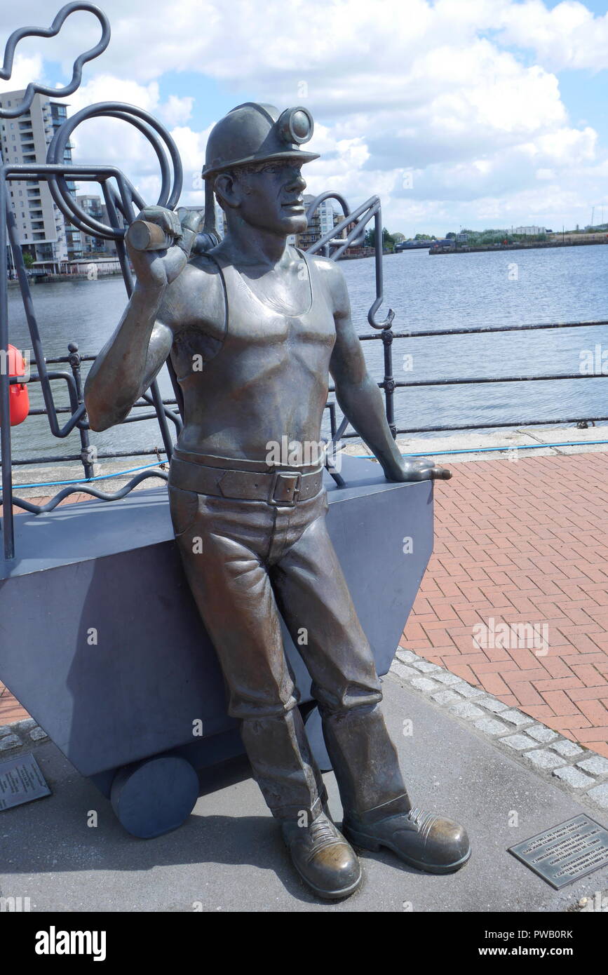 Depuis la fosse au Port, statue en bronze d'un mineur de charbon par John Clinch, la baie de Cardiff, Cardiff, Pays de Galles, Royaume-Uni Banque D'Images