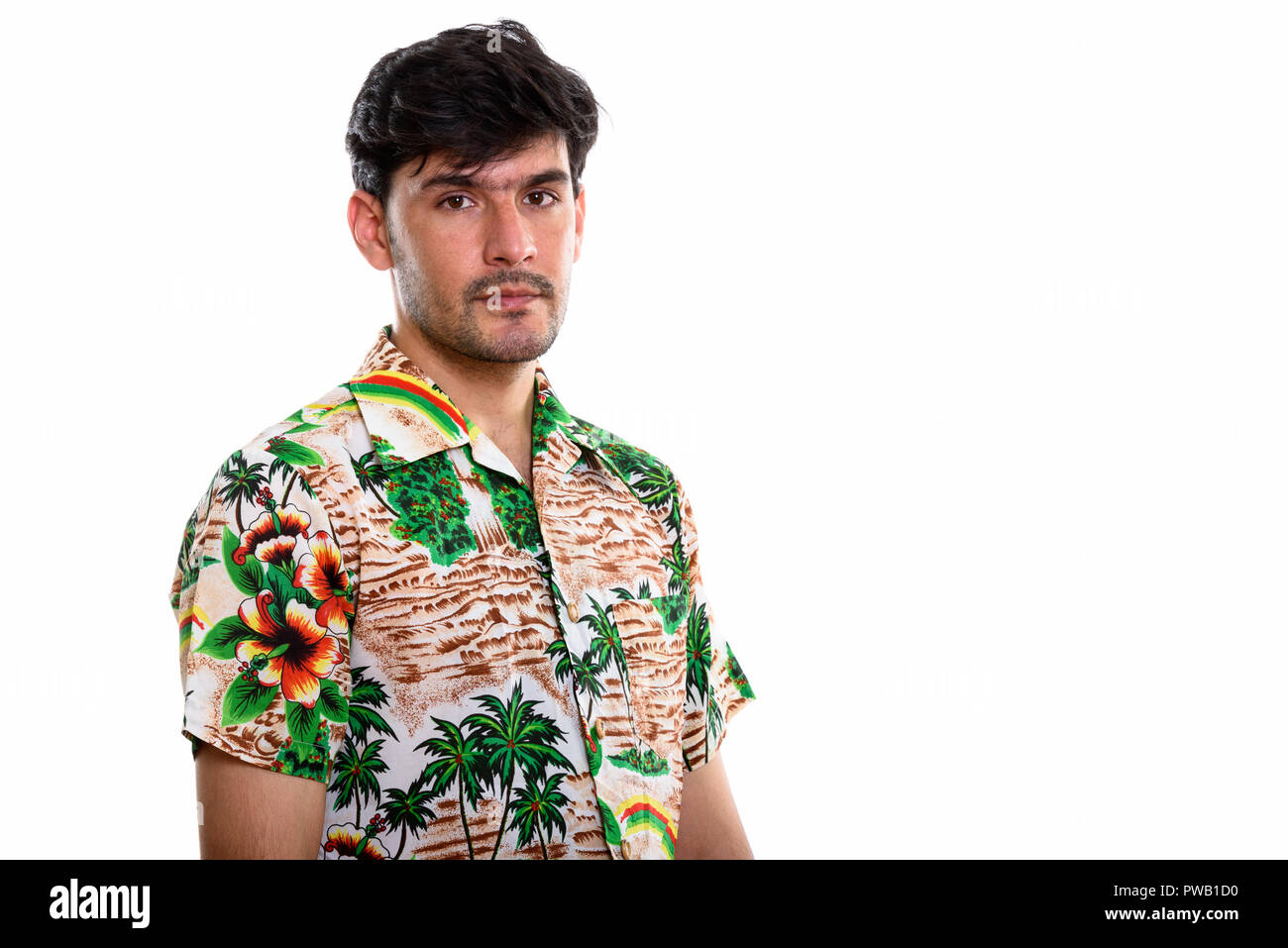 Studio shot of young man wearing Persique Hawaiian shirt Banque D'Images