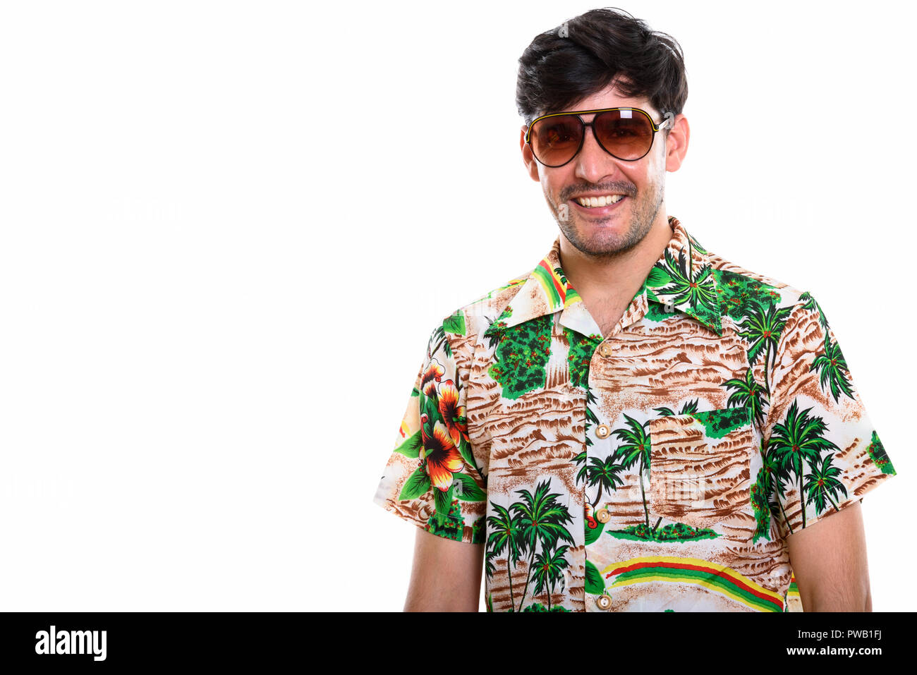 Studio shot of young man smiling persan heureux tout en portant bien Banque D'Images