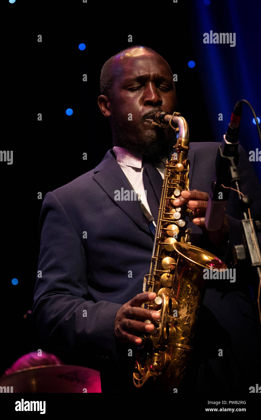 Toni Kofi joue du saxophone alto en tant qu'invité spécial pour Jo Harrop, Scarborough Jazz Festival 2018 Banque D'Images