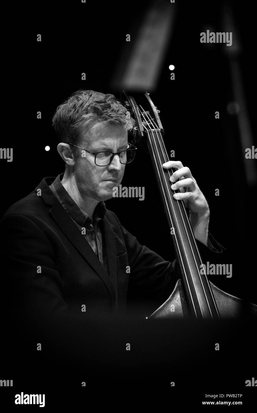 Bassiste de Jazz Adrian Knowles en solo avec 'Atlantic' Crossover Jazz Festival 2018, Scarborough Banque D'Images