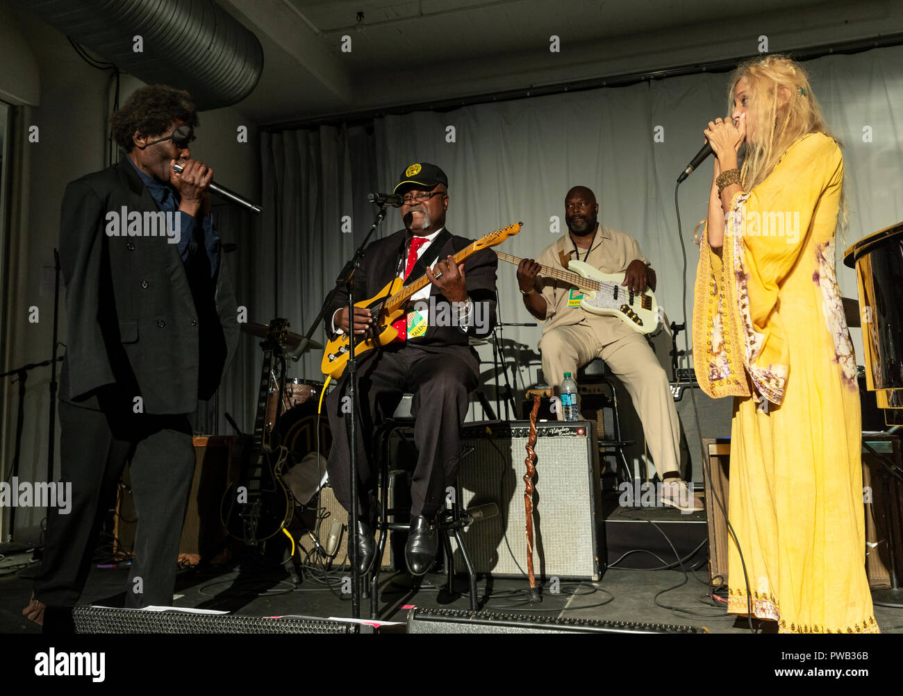 New York, NY - 13 octobre 2018 : Charlie Sayles, et Wendy Oxenhorn effectuer avec le Blues à Loft parti une nuit pour l'âme pour le Jazz Foundation of America à Hudson Studios Banque D'Images