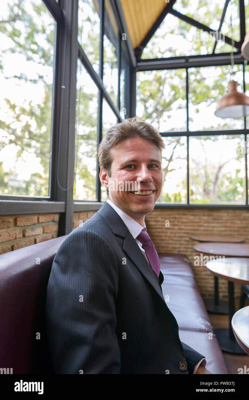 Happy businessman smiling et avoir briser au café Banque D'Images