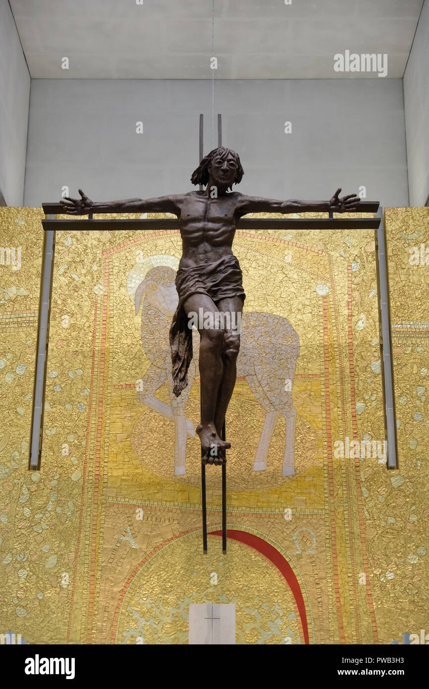 Statue de Jésus Christ crucifié sur une croix par Catherine Green à l'intérieur de la Basilique de la Sainte Trinité au Sanctuaire de Notre-Dame de Fatima, Portugal Banque D'Images