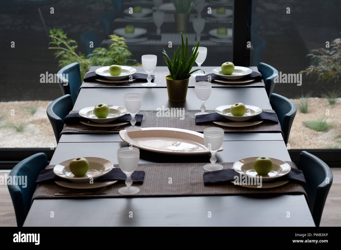 Vue de dessus d'une longue table à manger avec six plaques Banque D'Images
