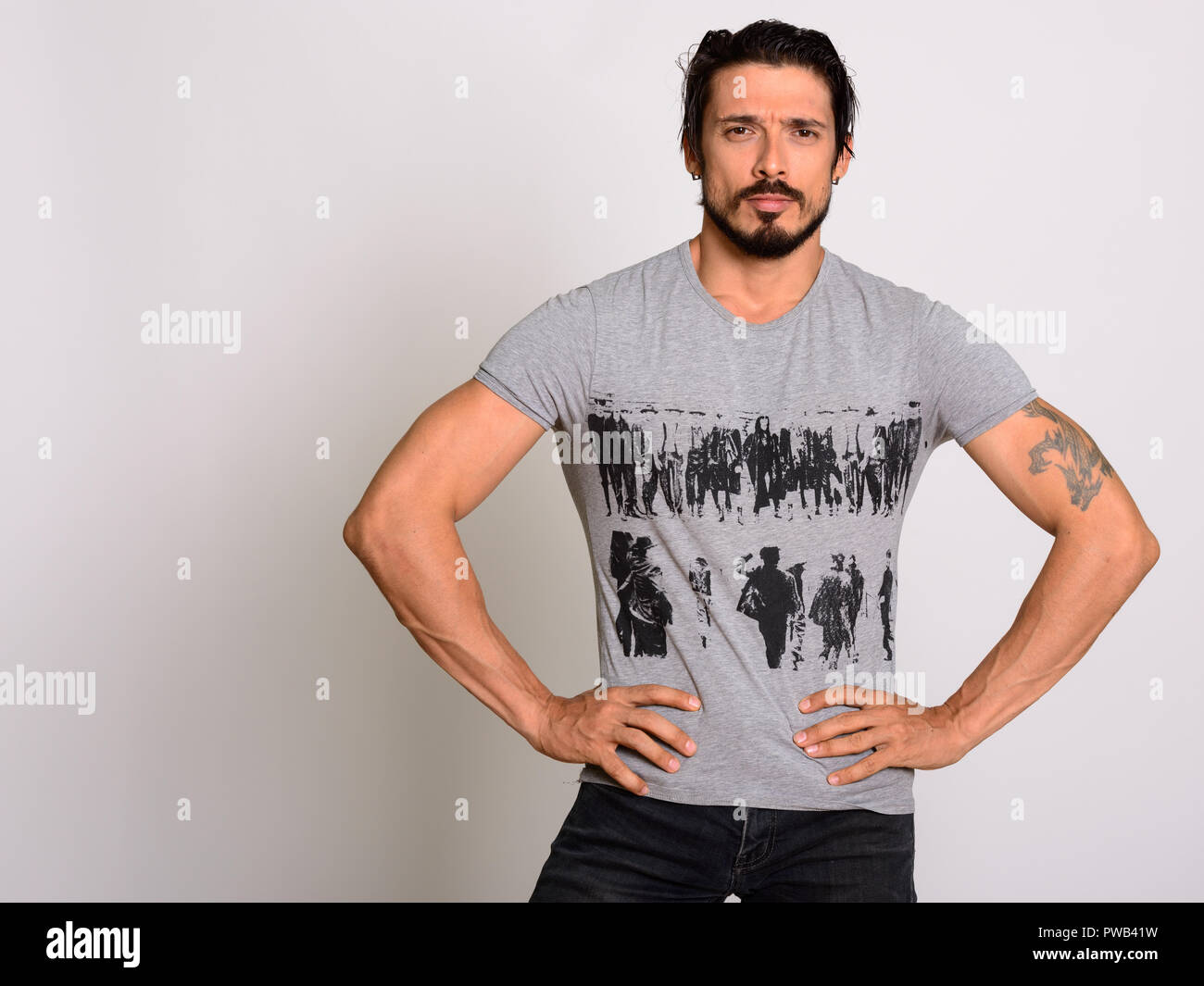 Studio shot of handsome man posing musculaire avec les mains sur les hanches Banque D'Images