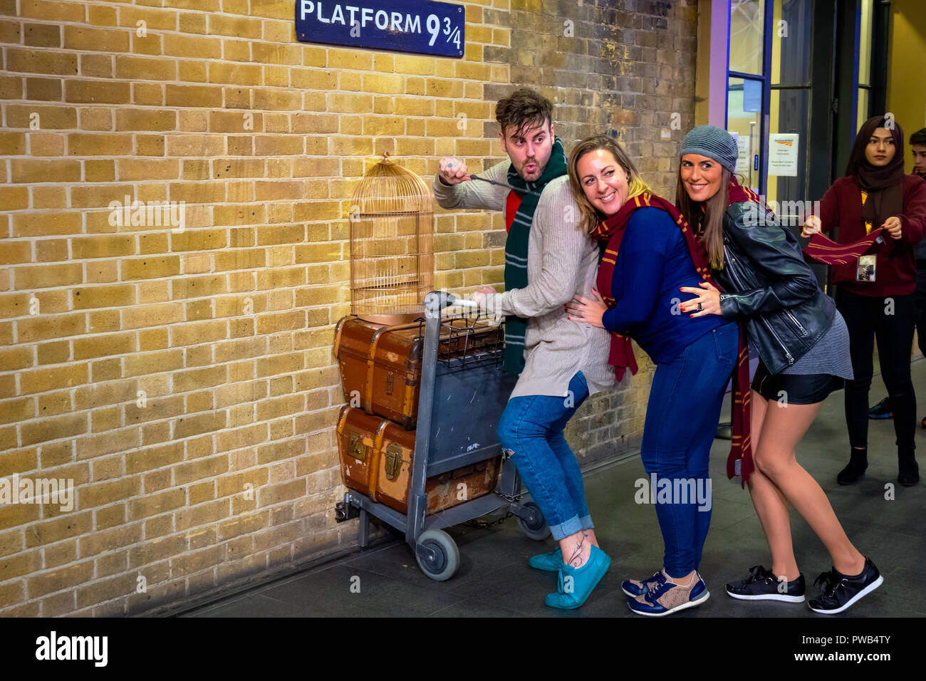 Londres, Royaume-Uni - 12 mai 2018 : des personnes non identifiées, pose à la plate-forme 9 3/4 par la prise de film Harry Potter à King's Cross station Banque D'Images