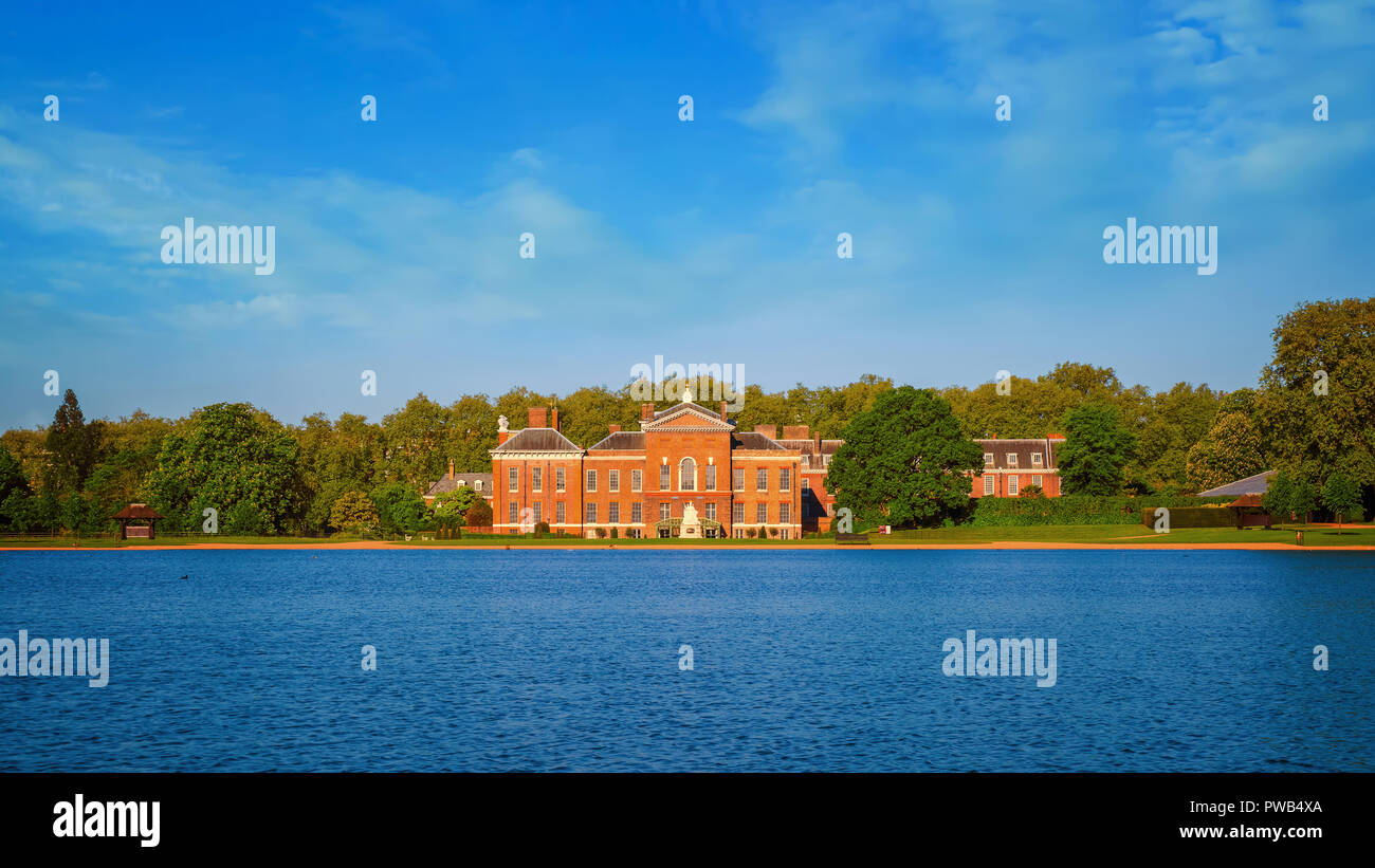 Londres, Royaume-Uni - 14 mai 2018 : le palais de Kensington est une résidence royale dans les jardins de Kensington. Il a été une résidence de la famille royale britannique depuis Banque D'Images