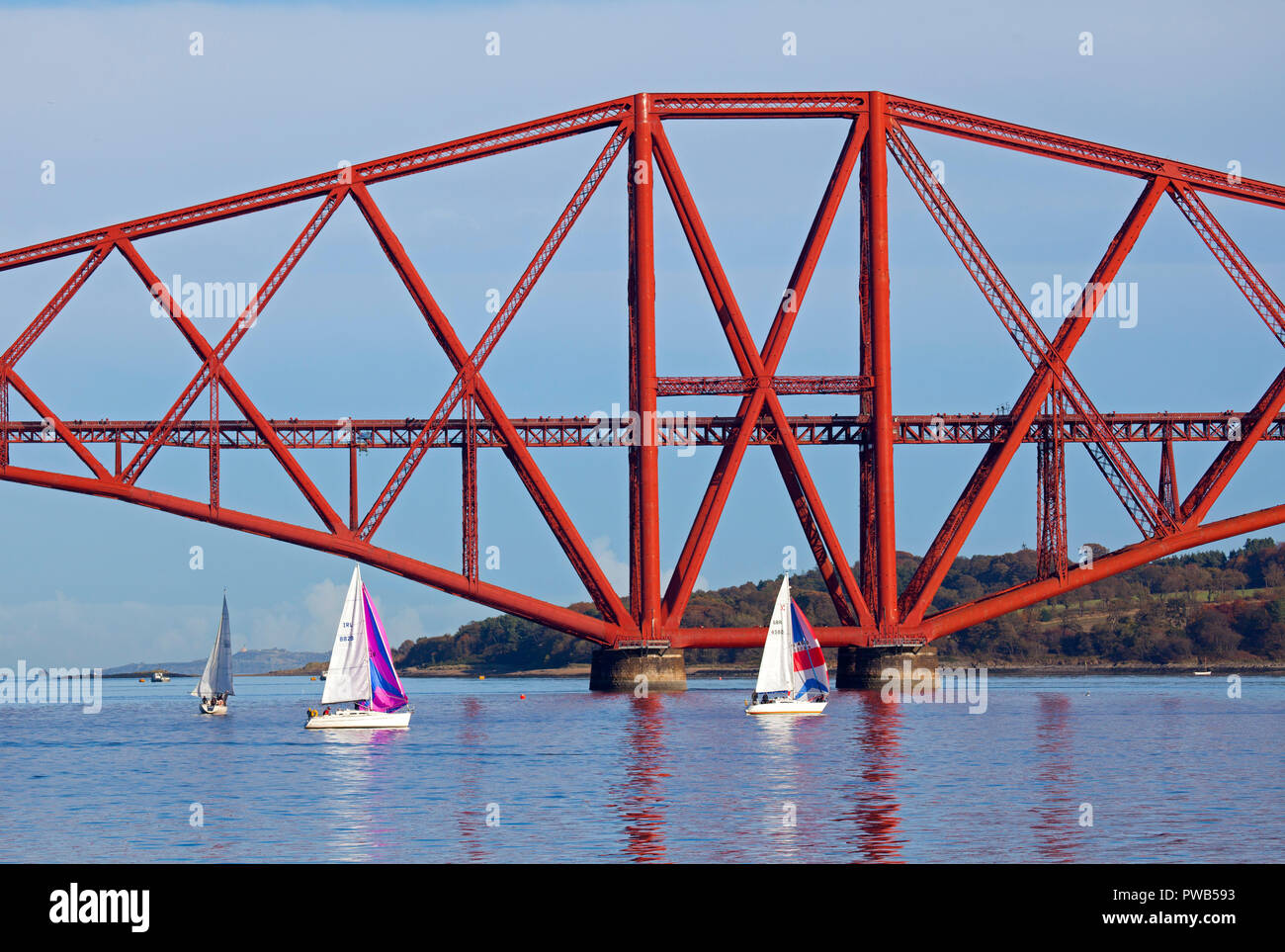 Edinburgh, Ecosse, Royaume-Uni. 14 octobre 2018. Météo France, après un froid matin très nuageux le soleil est apparu en début d'après-midi et à 13° c'était chaud dans le soleil, pas de vent pour aider les équipages des petits bateaux dans l'estuaire de la Forth Forth Rail Bridge sur une magnifique après-midi pour la voile. Banque D'Images