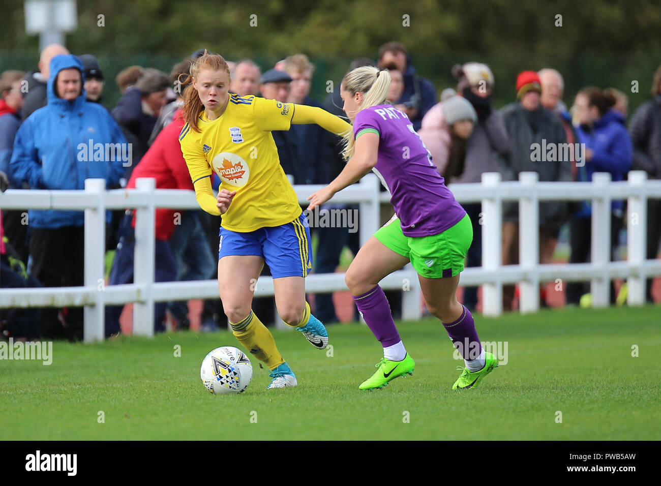 Bristol, Royaume-Uni. 14 octobre, 2018. Défenseur de Birmingham Meaghan Sargeant fends off Poppy Pattinson. Bristol City Birmingham City 0 Femmes 1. Peter Lopeman/Alamy Live News Banque D'Images