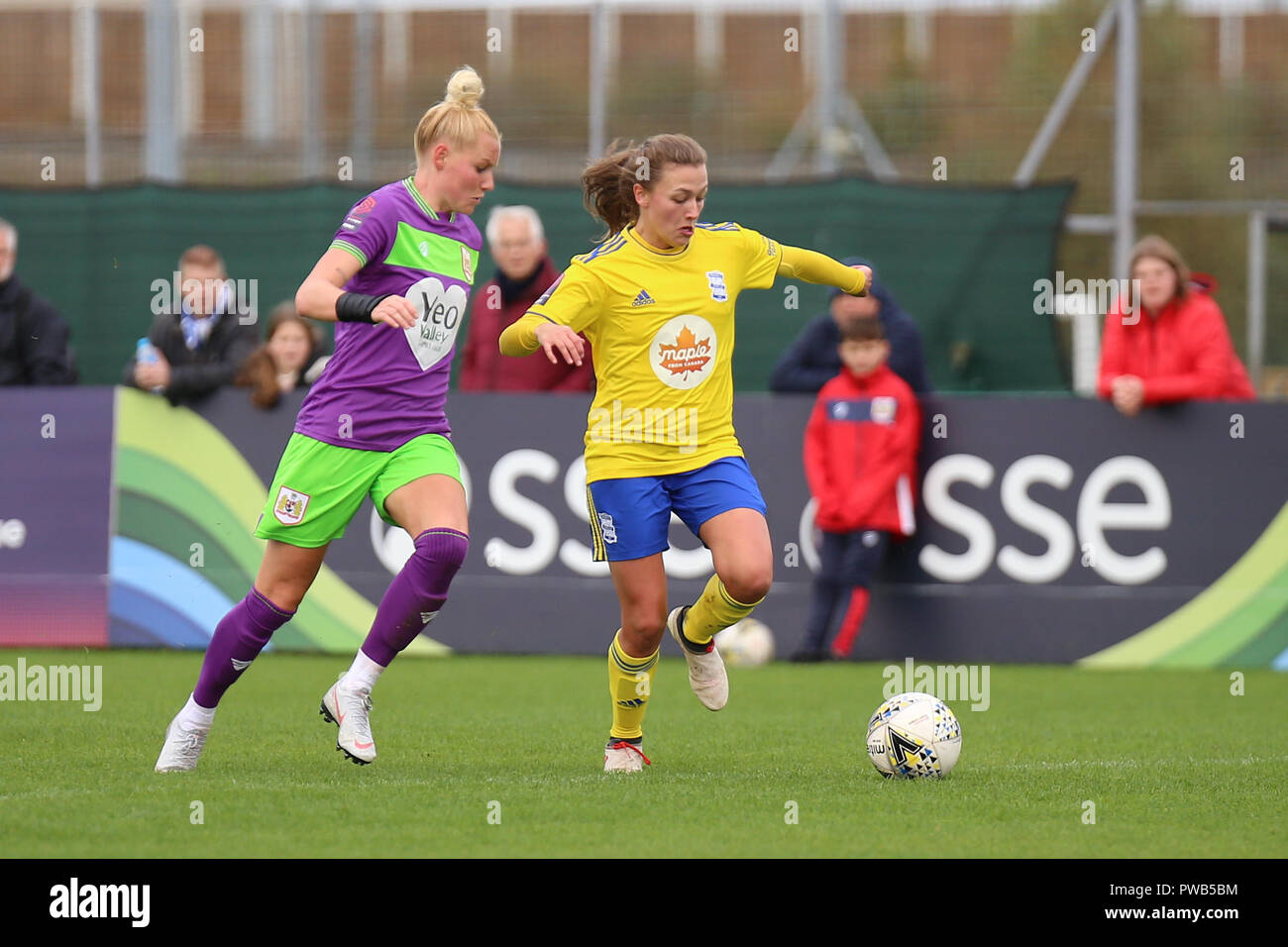 Bristol, Royaume-Uni. 14 octobre, 2018. Birmingham City striker Charlie Wellings est repris par Danique. Kerkduk Bristol City Birmingham City 0 Femmes 1. Peter Lopeman/Alamy Live News Banque D'Images