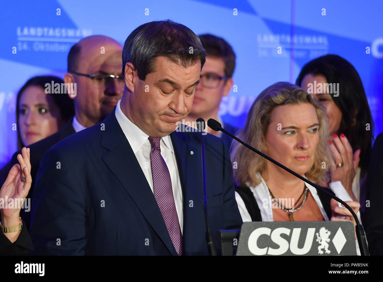 Markus SOEDER (Ministre-président de Bavière), visiblement battu et filé, rejoint le cabinet tout entier devant le CSU fans et leur parle, élections de l'État de Bavière en 2018, soir des élections dans l'État bavarois Maximilianeum/Parlement le 14.10.2018 à Munich | conditions dans le monde entier Banque D'Images