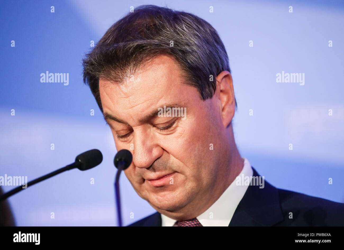 Munich, Allemagne. 14Th Oct, 2018. L'Allemand Christian Social Union européenne et candidats gouverneur bavarois Markus Soeder réagit comme il a fait un discours après la prévision initiale au Maximilianeum à Munich, Allemagne, le 14 octobre, 2018. L'Union chrétienne sociale (CSU), un des trois partis au pouvoir en Allemagne, a subi de grandes pertes dimanche dans l'élection d'État de Bavière, selon la prévision initiale par l'ARD et ZDF. Credit : Shan Yuqi/Xinhua/Alamy Live News Banque D'Images