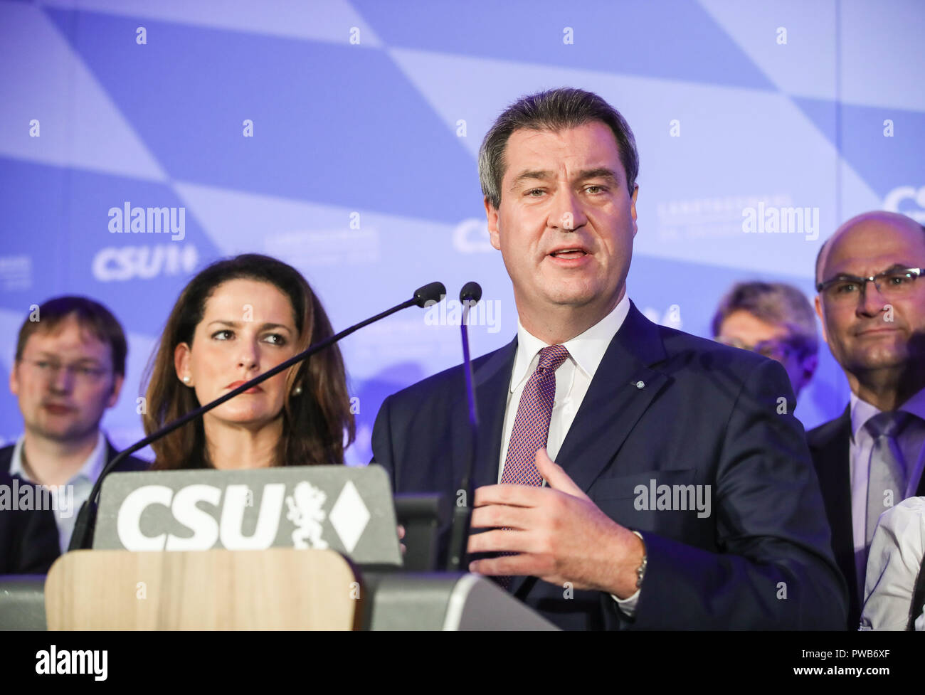 Munich, Allemagne. 14Th Oct, 2018. L'Allemand Christian Social Union européenne et candidats gouverneur bavarois Markus Soeder (R) avant, prononce un discours après la prévision initiale au Maximilianeum à Munich, Allemagne, le 14 octobre, 2018. L'Union chrétienne sociale (CSU), un des trois partis au pouvoir en Allemagne, a subi de grandes pertes dimanche dans l'élection d'État de Bavière, selon la prévision initiale par l'ARD et ZDF. Credit : Shan Yuqi/Xinhua/Alamy Live News Banque D'Images
