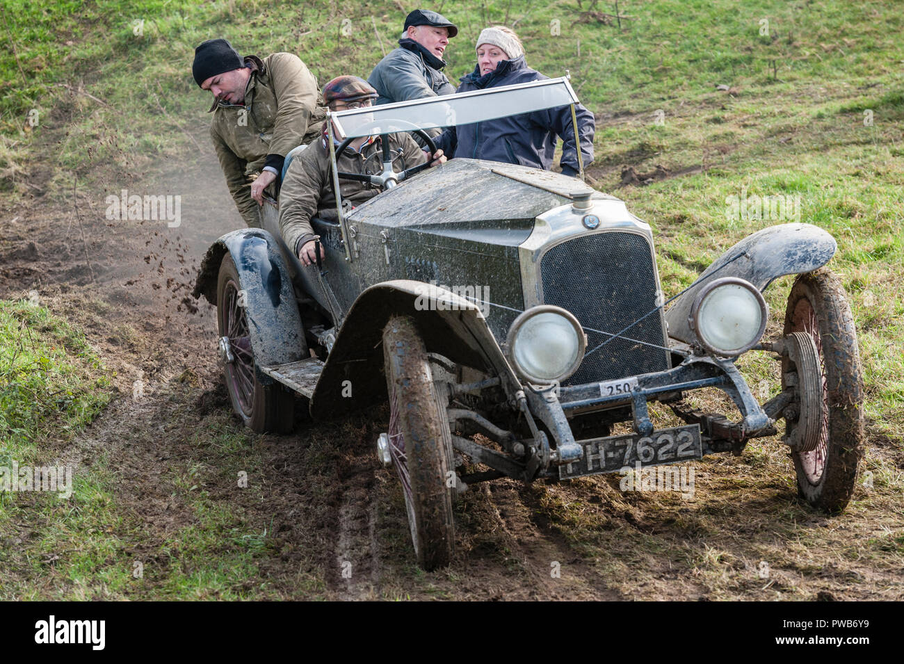 Mcg Whitton, près de Knighton, Powys, Wales, UK. 14 octobre, 2018. L'essai gallois du Vintage Sports-Car Club a eu lieu à la mi-pays de Galles depuis 1939. Les voitures sont à escalader des pistes boueuses, avec les passagers rebondisse pour donner plus de traction. Un 1924 Vauxhall en tenant un coin Crédit : Alex Ramsay/Alamy Live News Banque D'Images