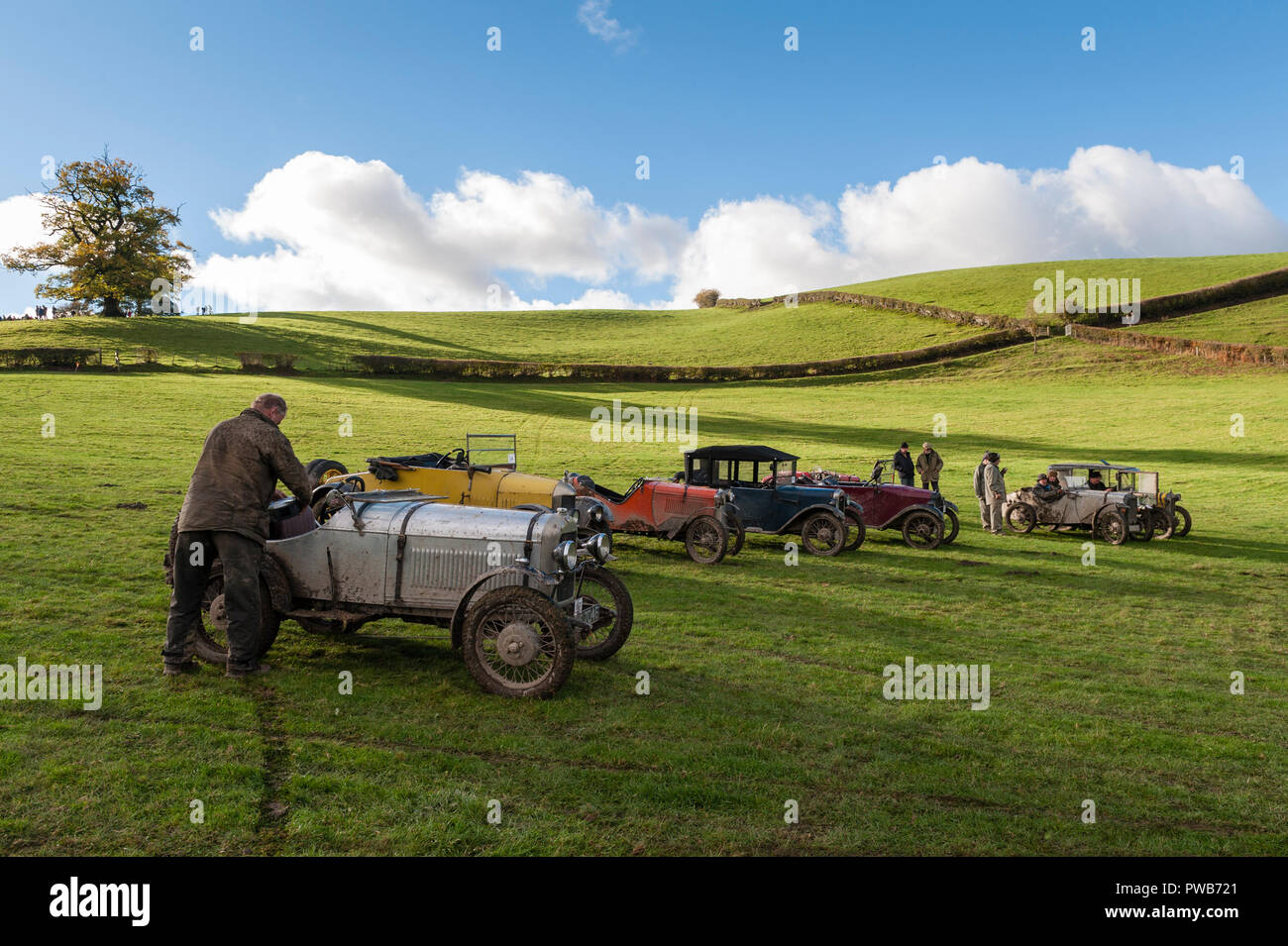 Mcg Whitton, près de Knighton, Powys, Wales, UK. 14 octobre, 2018. L'essai gallois du Vintage Sports-Car Club a eu lieu à la mi-pays de Galles depuis 1939. Les voitures sont à escalader des pistes boueuses, avec les passagers rebondisse pour donner plus de traction. Crédit : Alex Ramsay/Alamy Live News Banque D'Images