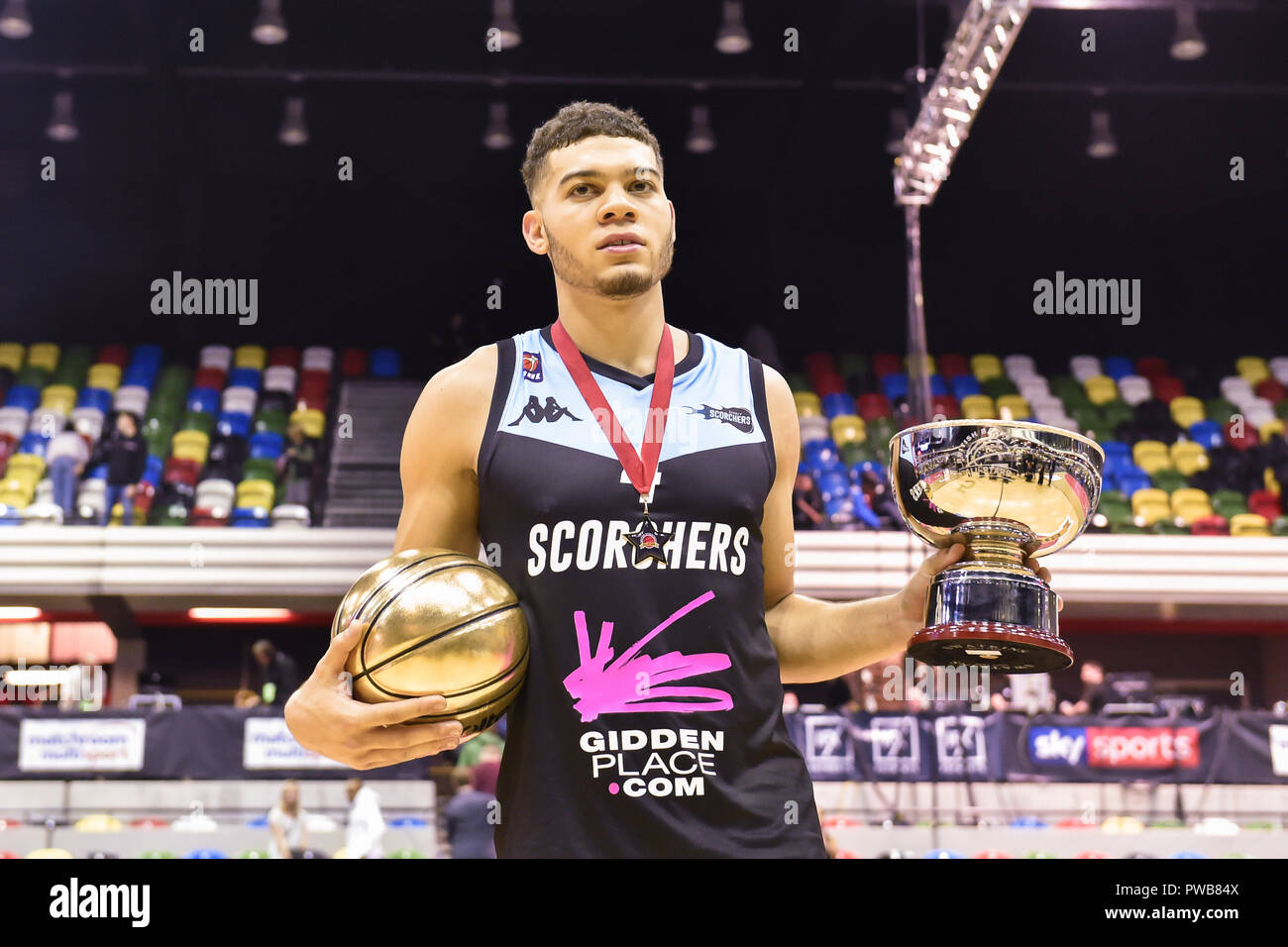 Londres, Royaume-Uni. 14Th Oct, 2018. Jordan Williams de Surrey Scorchers trophées match montrer pendant British Basketball - ALL STARS 2018 de basket-ball à Copper Box Arena le dimanche, 14 octobre 2018. Londres en Angleterre. (Usage éditorial uniquement, licence requise pour un usage commercial. Aucune utilisation de pari, de jeux ou d'un seul club/ligue/dvd publications.) Crédit : Taka Wu/Alamy Live News Banque D'Images