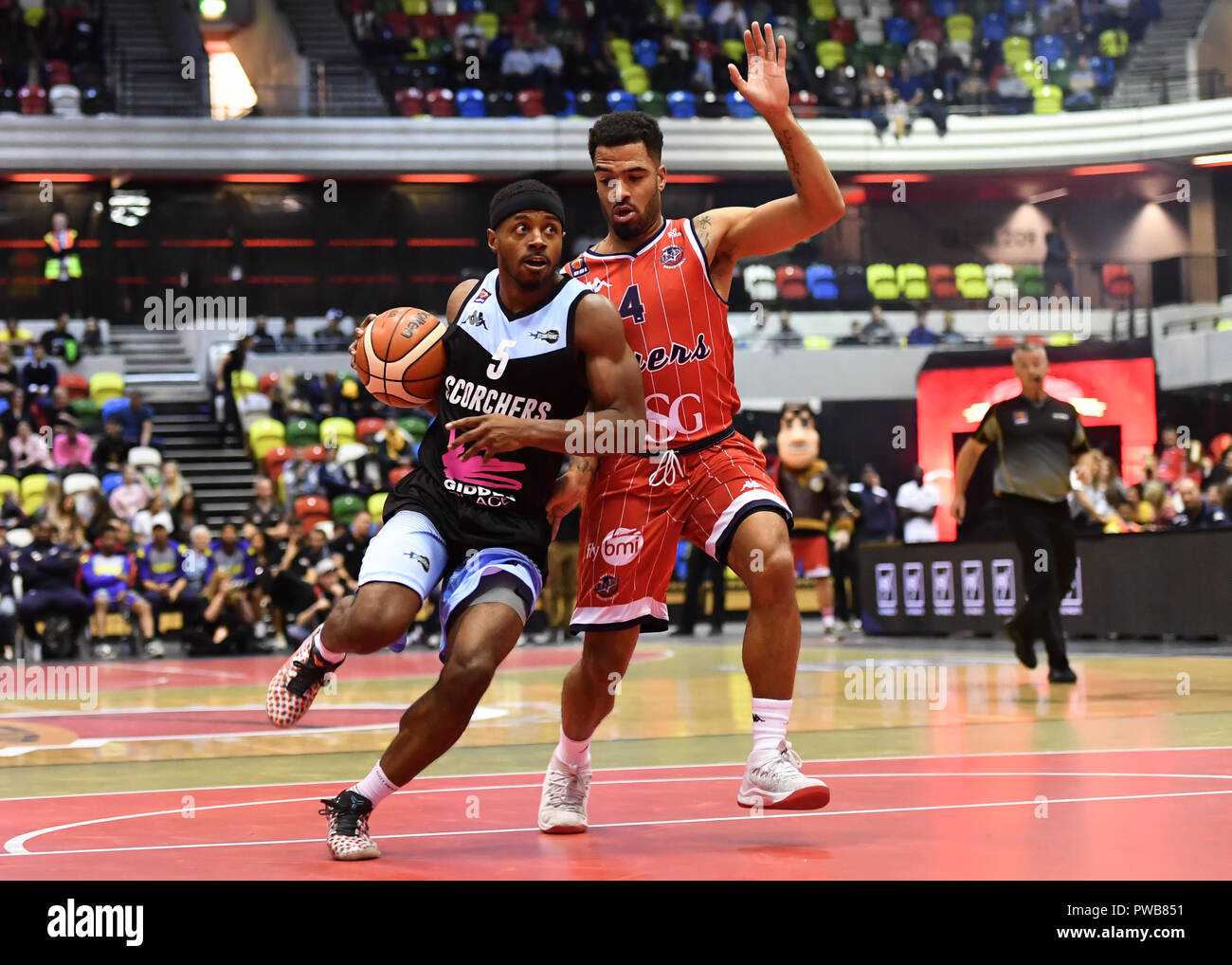 Londres, Royaume-Uni. 14Th Oct, 2018. Quincy Taylor de Surrey Scorchers et Lewis Champion de Bristol Flyers en action au cours de la Basket-ball - basket-ball All Stars 2018 à Copper Box Arena le dimanche, 14 octobre 2018. Londres en Angleterre. (Usage éditorial uniquement, licence requise pour un usage commercial. Aucune utilisation de pari, de jeux ou d'un seul club/ligue/dvd publications.) Crédit : Taka Wu/Alamy Live News Banque D'Images