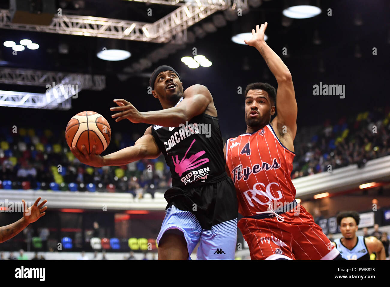 Londres, Royaume-Uni. 14Th Oct, 2018. Quincy Taylor de Surrey Scorchers et Lewis Champion de Bristol Flyers en action au cours de la Basket-ball - basket-ball All Stars 2018 à Copper Box Arena le dimanche, 14 octobre 2018. Londres en Angleterre. (Usage éditorial uniquement, licence requise pour un usage commercial. Aucune utilisation de pari, de jeux ou d'un seul club/ligue/dvd publications.) Crédit : Taka Wu/Alamy Live News Banque D'Images