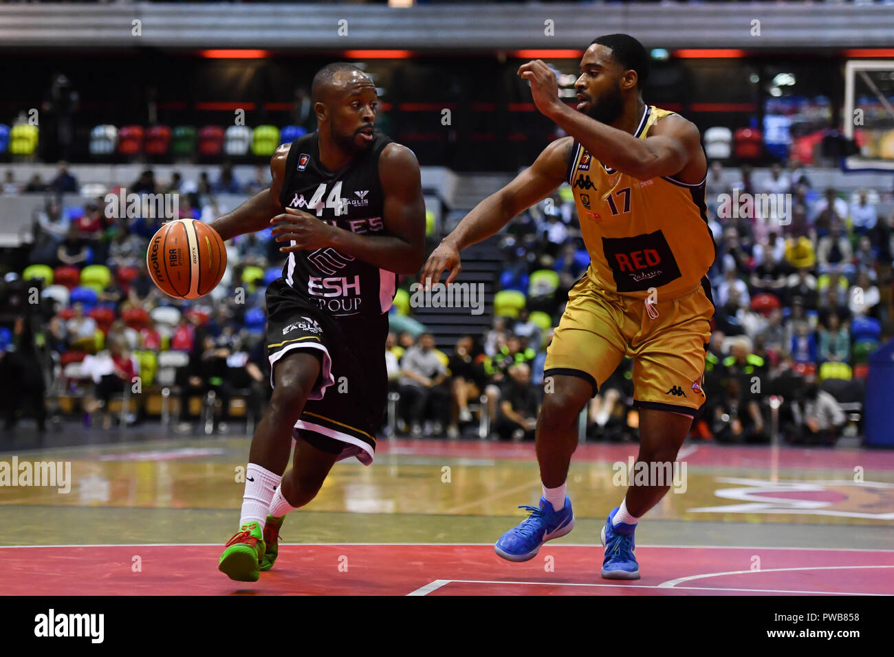 Londres, Royaume-Uni. 14Th Oct, 2018. Aahmon Fletcher (gauche) de groupe ESH Eagles Newcastle et Greg payeur de rouge Radisson Glasgow Rocks en action au cours de la Basket-ball - basket-ball All Stars 2018 à Copper Box Arena le dimanche, 14 octobre 2018. Londres en Angleterre. (Usage éditorial uniquement, licence requise pour un usage commercial. Aucune utilisation de pari, de jeux ou d'un seul club/ligue/dvd publications.) Crédit : Taka Wu/Alamy Live News Banque D'Images