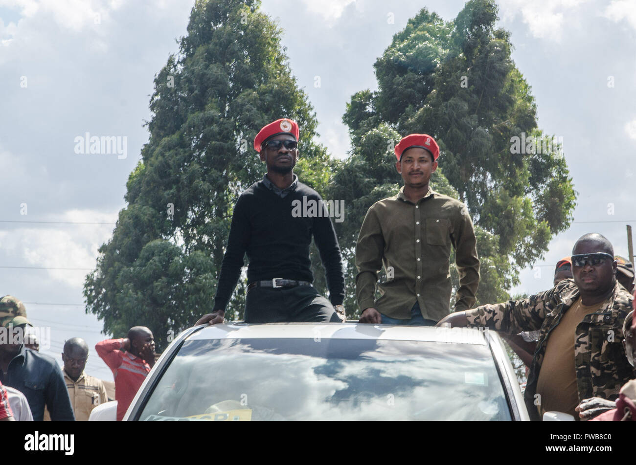 Nairobi, Kenya. 14Th Oct, 2018. L'honorable Kyagulanyi Sentamu alias Bobi wine (gauche) Babu Owino Embakasi Nairobi est membre du Parlement (à droite) vu au cours de leur arrivée à l'Kamkuji raison à Kibera.L'honorable Kyagulanyi Sentamu alias Bobi wine est un ghetto youth, célèbre et populaire Membre du parlement ougandais, musicien et militant aussi. Il est l'un des principaux membres d'une révolution populaire et très célèbre connu sous le pouvoir des gens en Ouganda. Credit : Donwilson Odhiambo SOPA/Images/ZUMA/Alamy Fil Live News Banque D'Images