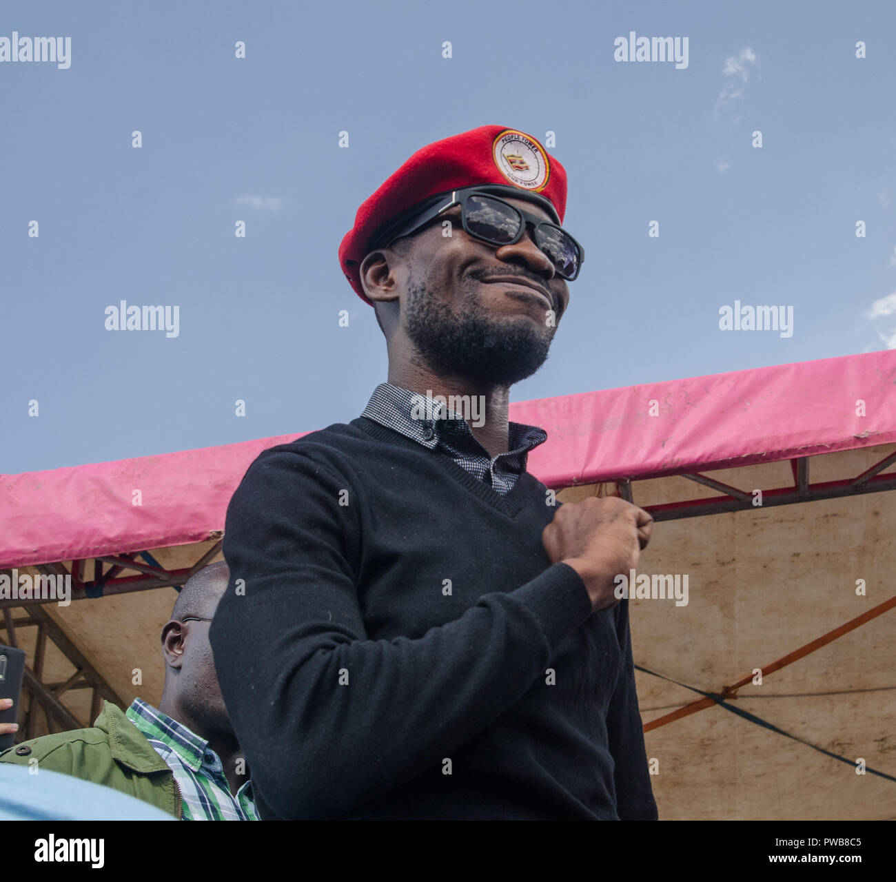 Nairobi, Kenya. 14Th Oct, 2018. L'honorable Kyagulanyi Sentamu alias Bobi wine l'un des plus grand membre du Parlement Ougandais vu au cours de sa visite les bidonvilles de Kibera.L'honorable Kyagulanyi Sentamu alias Bobi wine est un ghetto youth, célèbre et populaire Membre du parlement ougandais, musicien et militant aussi. Il est l'un des principaux membres d'une révolution populaire et très célèbre connu sous le pouvoir des gens en Ouganda. Credit : Donwilson Odhiambo SOPA/Images/ZUMA/Alamy Fil Live News Banque D'Images