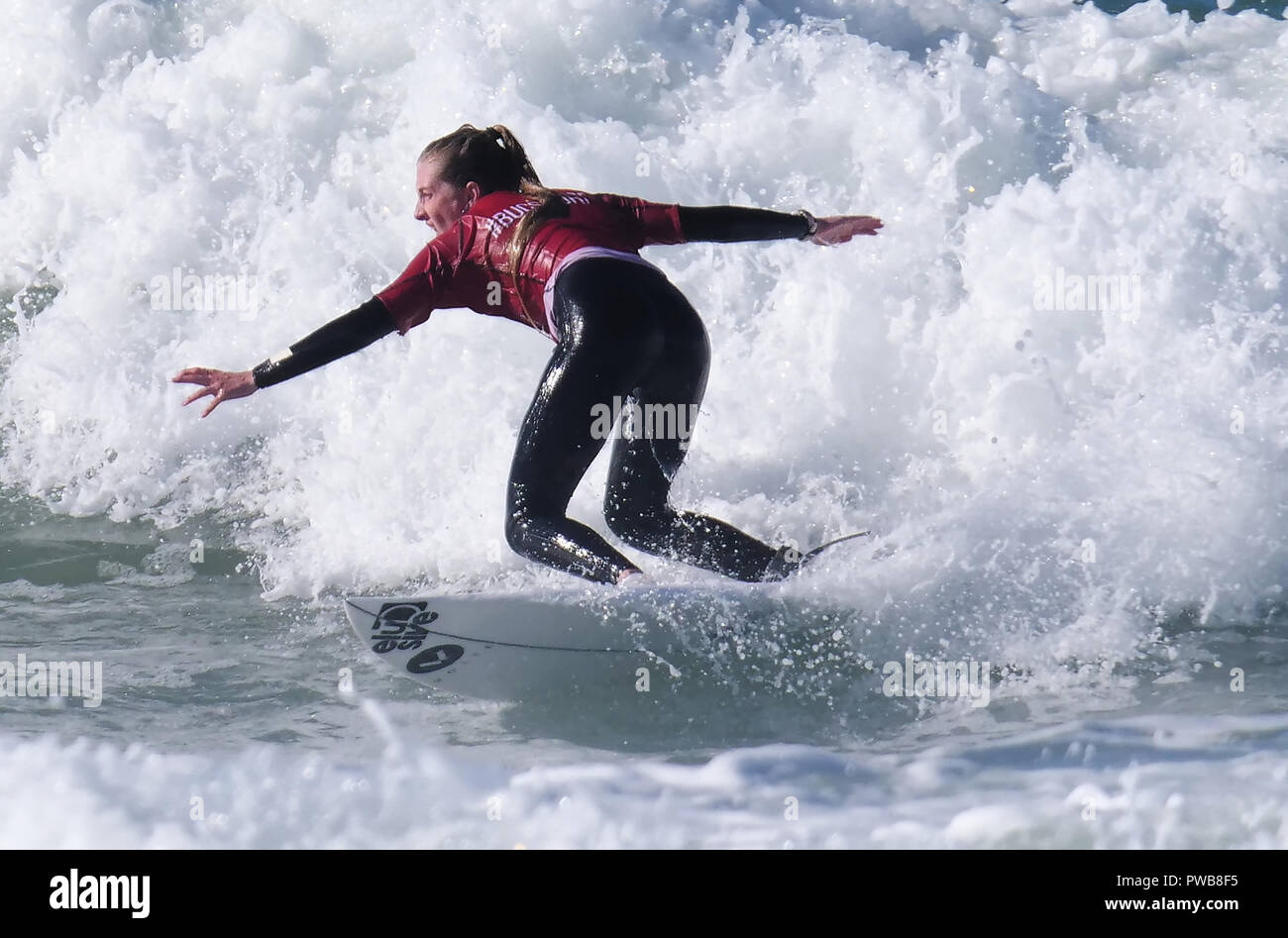 Newquay, Cornwall, UK. 14Th Oct, 2018. Emily Matthews surfe à la coupe individuelle femmes représentant à l'UNII Swansea 2018 universités et collèges britanniques concours Surf Plage de Fistral 14 octobre 2018, Robert Taylor/Alamy live news Newquay, Cornwall, UK. Crédit : Robert Taylor/Alamy Live News Banque D'Images