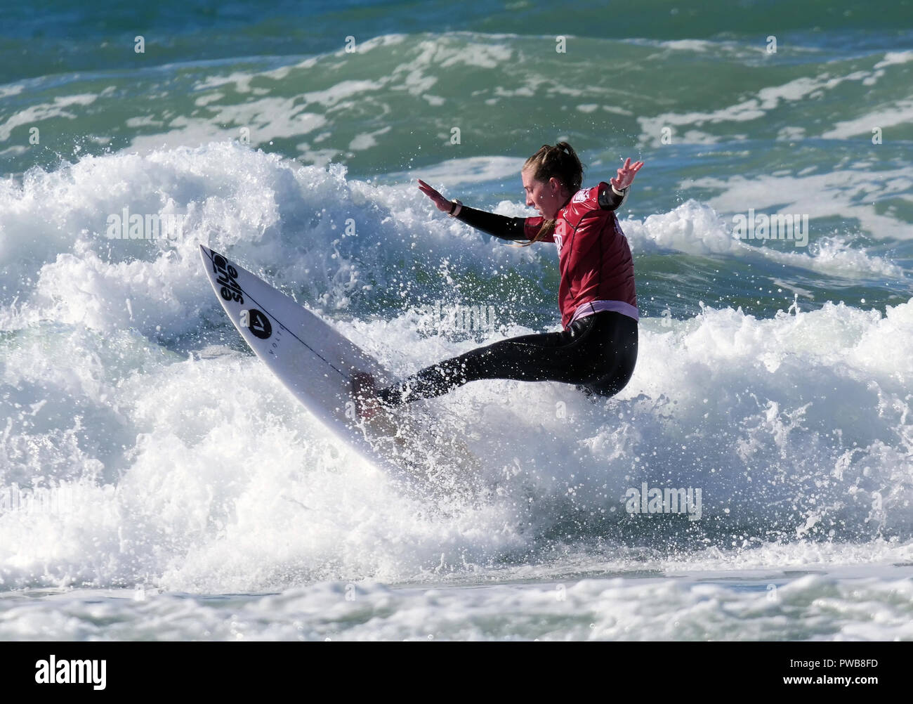 Newquay, Cornwall, UK. 14Th Oct, 2018. Emily Matthews surfe à la coupe individuelle femmes représentant à l'UNII Swansea 2018 universités et collèges britanniques concours Surf Plage de Fistral 14 octobre 2018, Robert Taylor/Alamy live news Newquay, Cornwall, UK. Crédit : Robert Taylor/Alamy Live News Banque D'Images