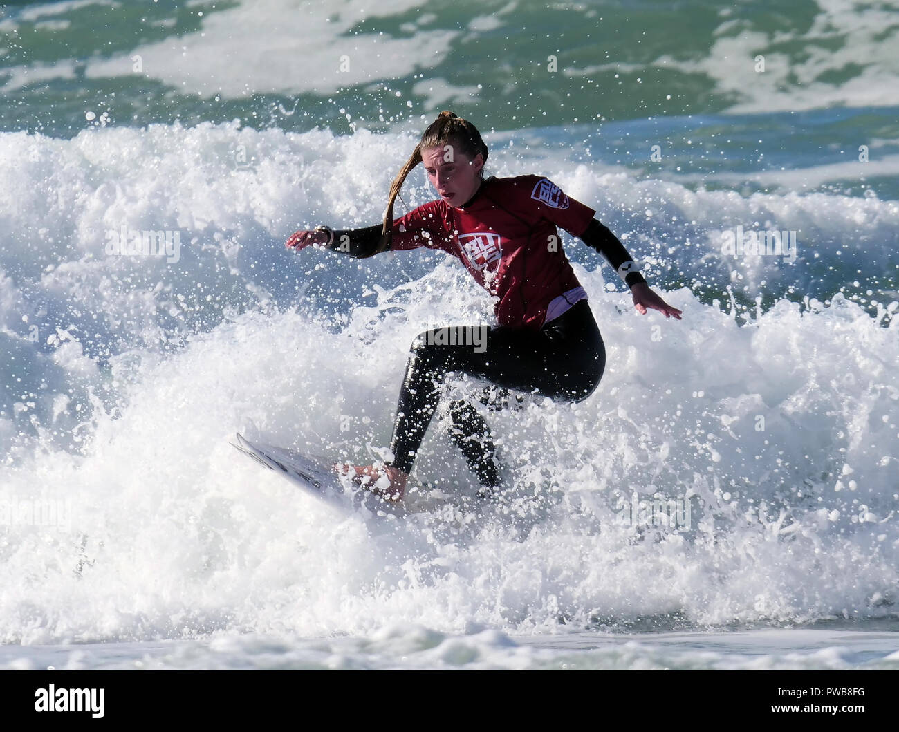 Newquay, Cornwall, UK. 14Th Oct, 2018. Emily Matthews surfe à la coupe individuelle femmes représentant à l'UNII Swansea 2018 universités et collèges britanniques concours Surf Plage de Fistral 14 octobre 2018, Robert Taylor/Alamy live news Newquay, Cornwall, UK. Crédit : Robert Taylor/Alamy Live News Banque D'Images