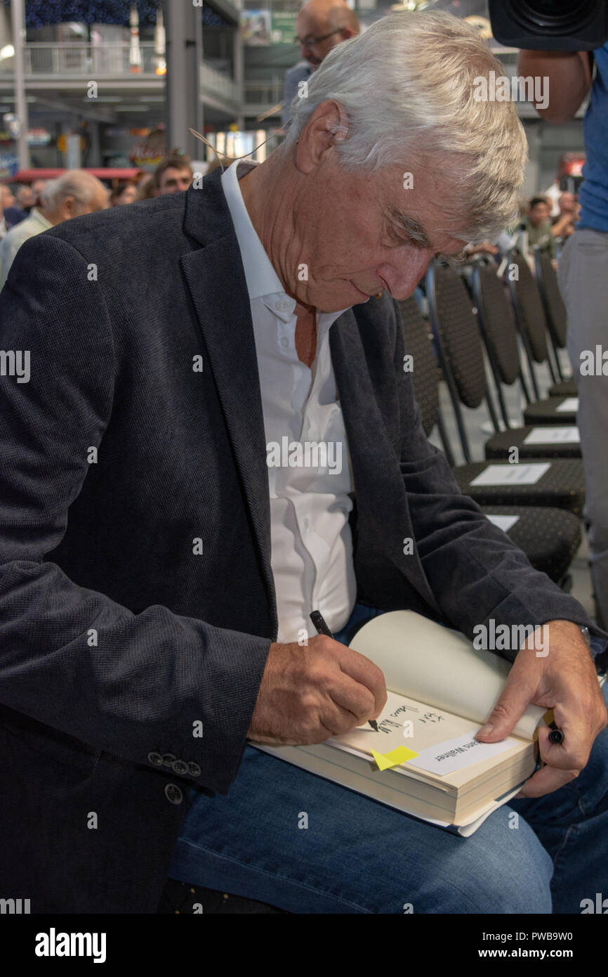 SPEYER, Allemagne - 14 octobre 2018 : Ulf Merbold de signer des autographes pour les fans à l'espace Jour de vol, pour célébrer le 10e anniversaire de la plus grande exposition sur l'espace Crédit : Markus Wissmann/Alamy Live News Banque D'Images