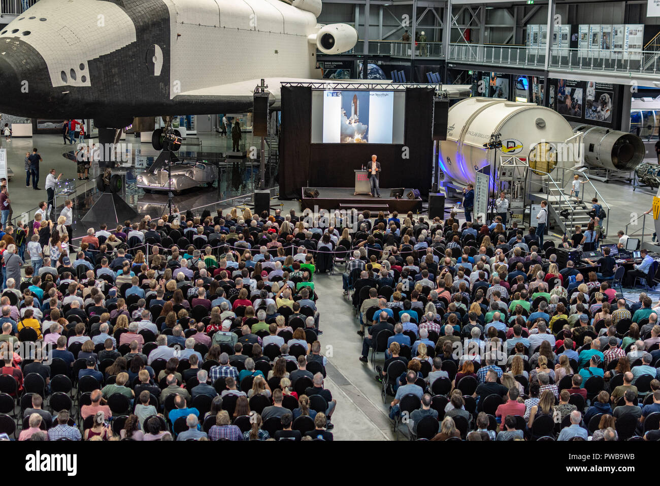 SPEYER, Allemagne - 14 octobre 2018 : Ulf Merbold parle de ses expériences à l'espace Jour, célébrant le 10e anniversaire de la plus grande exposition sur l'espace Crédit : Markus Wissmann/Alamy Live News Banque D'Images
