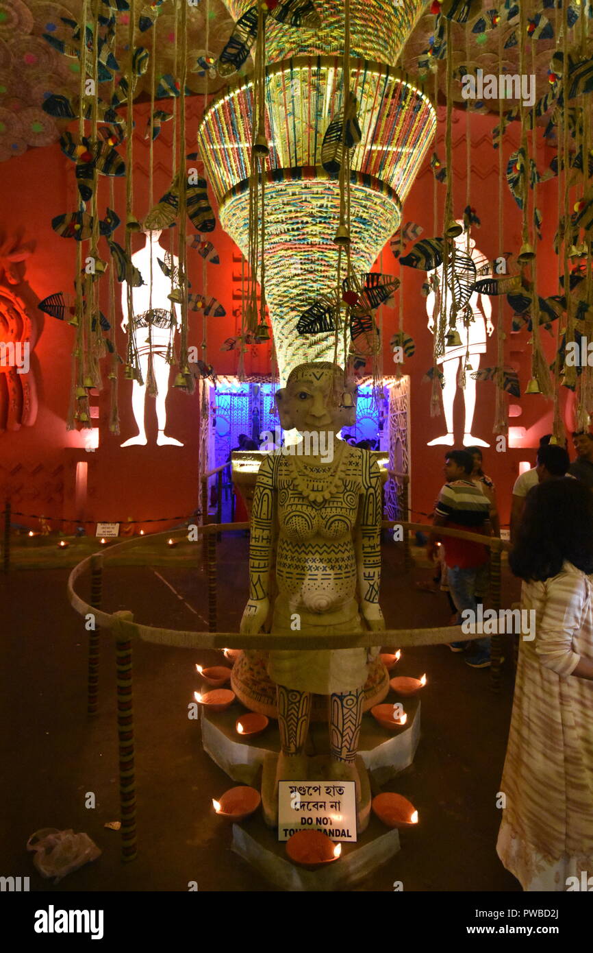 Kolkata, Inde. 15 octobre, 2018. Durga Puja de la communauté d'installation par Bosepukur Pandal Sitala Mandir. Le culte de la Déesse Durga en automne est la plus grande fête hindoue multi-annuel festival du nord-est de l'Inde. Credit : Biswarup Ganguly/Alamy Live News Banque D'Images