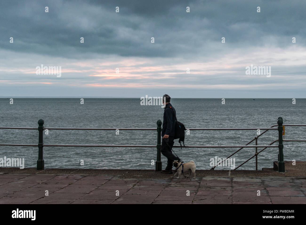 Penzance, Cornwall, UK. 15 Oct, 2018. Météo britannique. Les nuages bas ont dominé l'horizon au lever du soleil ce matin. Crédit : Simon Maycock/Alamy Live News Banque D'Images