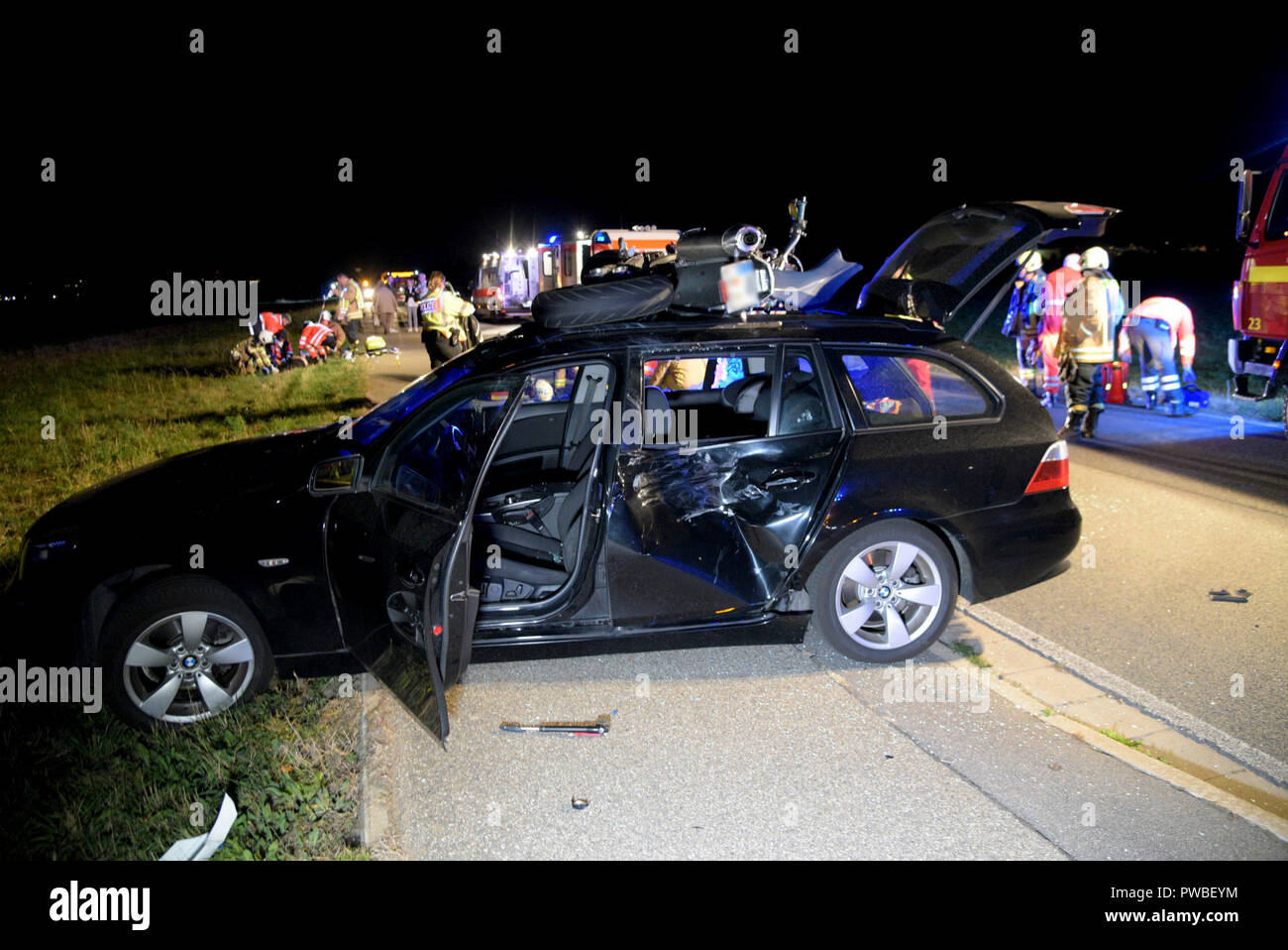 14 octobre 2018, Bade-Wurtemberg, Eppelheim : une moto est allongé sur le  toit d'une voiture après un accident. A 21 ans, motard et ses 27 ans,  frappé d'accompagnement sur une voiture le