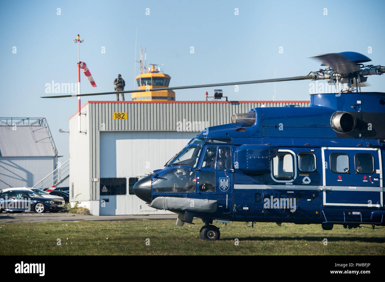 Hambourg, Allemagne. 15 Oct, 2018. Il y a un hélicoptère de la Police fédérale au Centre de l'aviation d'affaires. Après presque 15 ans de prison, les attentats terroristes Mounir el Motassadeq a été récupéré par un hélicoptère de Fuhlsbüttel prison le lundi. Il doit être expulsé vers son pays natal, le Maroc. Photo : Daniel Bockwoldt/dpa dpa : Crédit photo alliance/Alamy Live News Banque D'Images