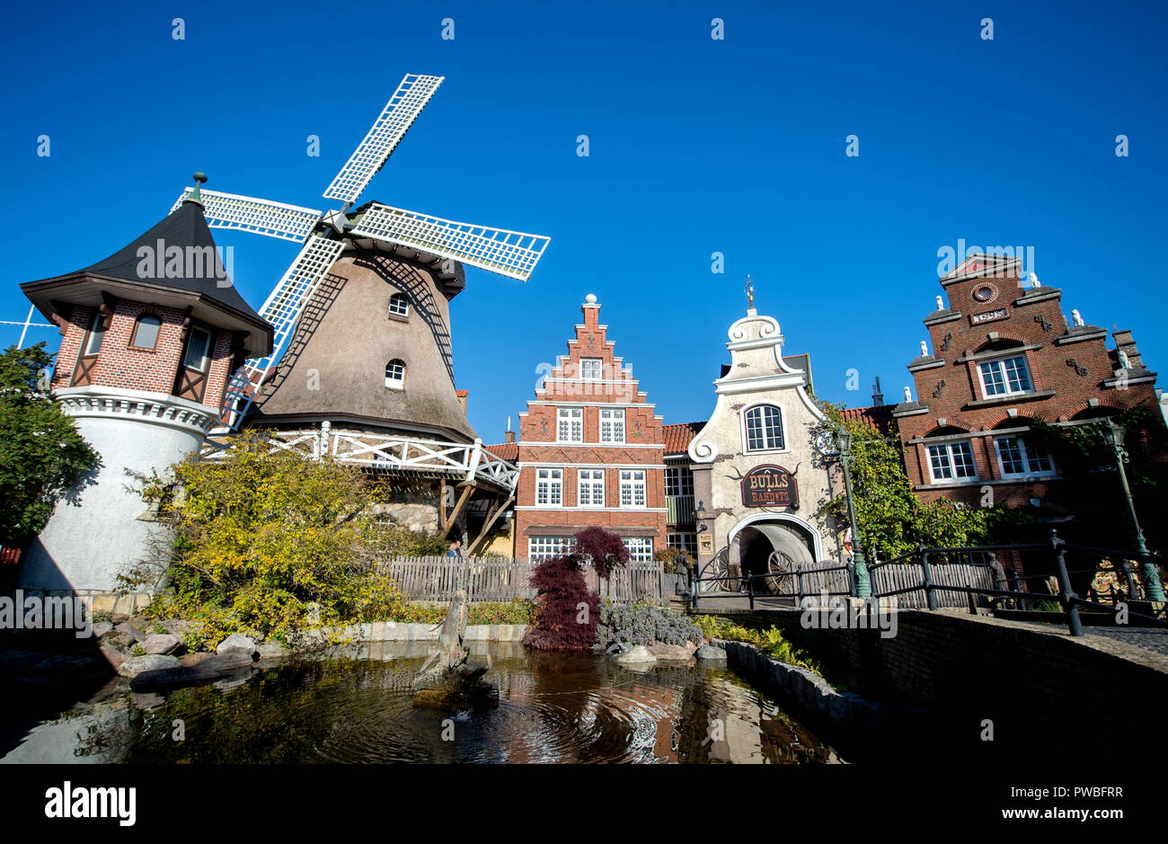 Soltau, Basse-Saxe. 14Th Oct, 2018. Un moulin à vent et des répliques de bâtiments résidentiels néerlandais peuvent être trouvés dans le quartier hollandais de Heide-Park. Credit : Hauke-Christian Dittrich/dpa/Alamy Live News Banque D'Images