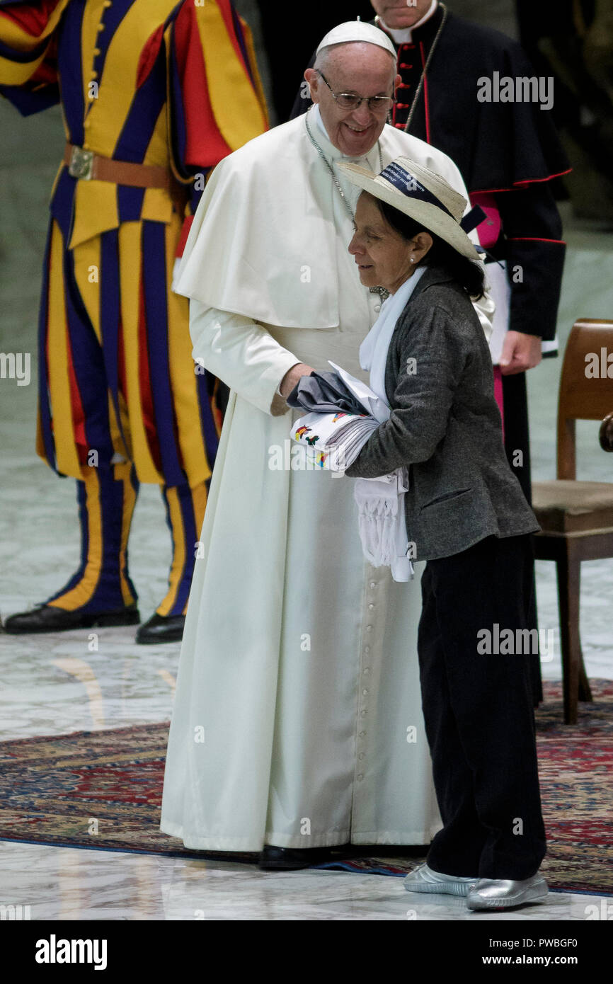 Cité du Vatican, Vatican. 15 octobre, 2018. Le pape François salue Angelita Morales, Saint Oscar Romero's Personal assistant, lors d'une audience pour les gens d'El Salvador en Salle Paul VI. Le pape François le dimanche canonisée le Salvadorien martyre l'archevêque Oscar Romero, l'un des plus importants et contesté la figure du 20e siècle l'Église catholique. Credit : Giuseppe Ciccia/Alamy Live News Banque D'Images