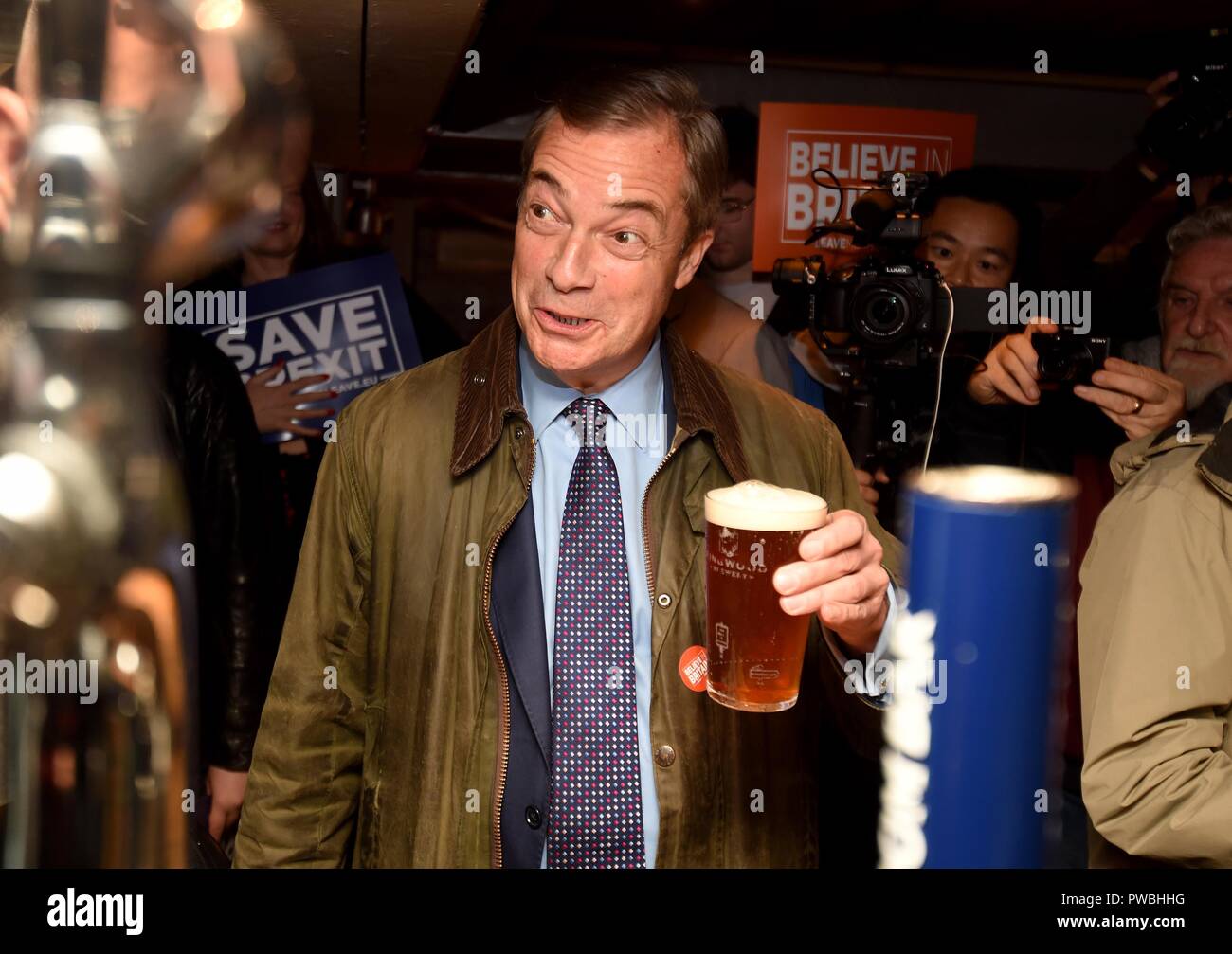 Bournemouth, Royaume-Uni. 15 octobre 2018. Nigel Farage, député européen du marché visites Bournemouth Christchurch pendant le congé signifie quitter Brexit, tournée au Royaume-Uni. Visiter le Navire photo pub pour une pinte Crédit : Finnbarr Webster/Alamy Live News Banque D'Images