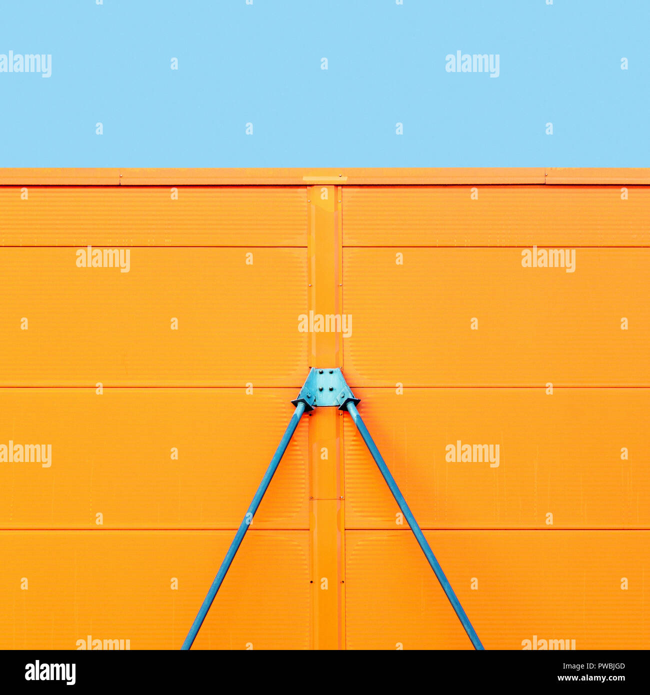 La construction en métal coloré détail de l'architecture industrielle avec ciel bleu en haut, géométrique résumé fond photo Banque D'Images