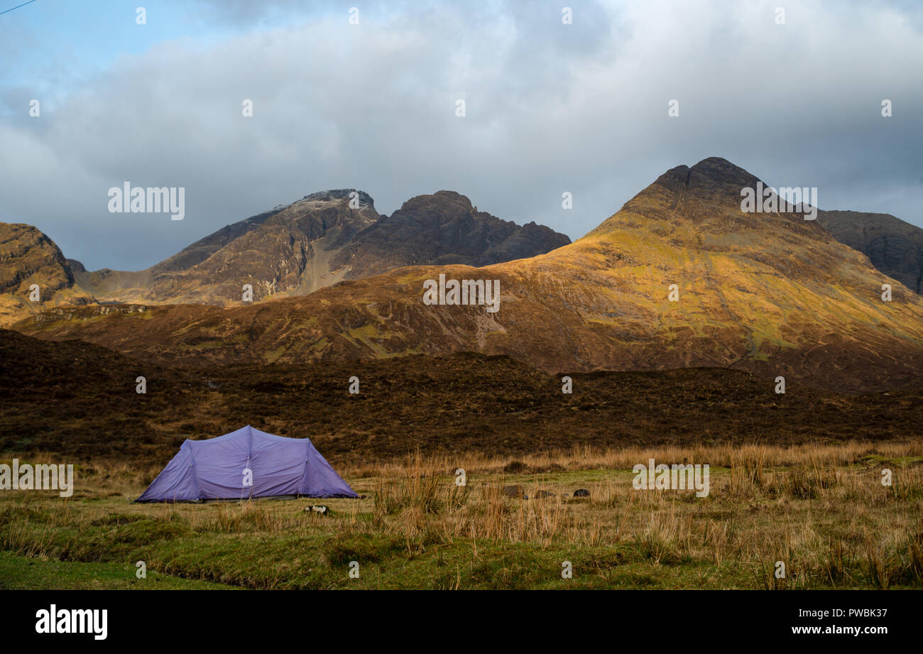 Camping sur l'île de Skye au Loch Slapen, Bla Bheinn (Blaven) en arrière-plan, Black Cuillin, West Highlands, île de Skye, Écosse. Banque D'Images